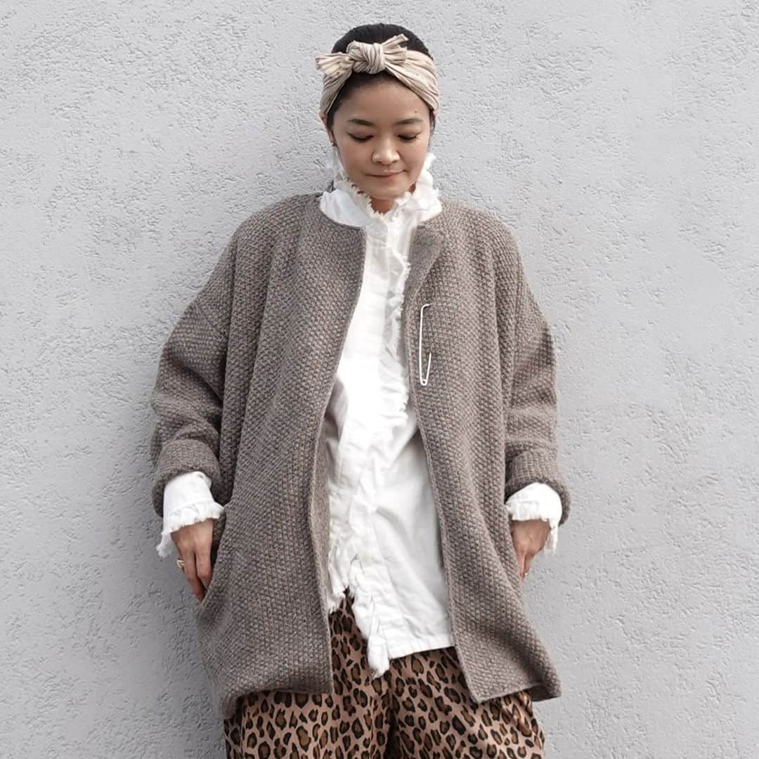 キナリノさんのインスタグラム写真 - (キナリノInstagram)「軽くて、ちゃんとあたたかい＊ 「ichi×TAION」限定コラボ！ ダウンベスト付きカーディガン  －－－－－－－－－  インナーダウンウェアブランドTAIONとの 限定コラボコレーションです🎉  表情ある鹿子編みのニットカーディガンに スナップボタンでの取り外し可能な TAIONインナーダウンベストが付いた1枚。  それぞれ単品でも着まわせるのが嬉しいですね✨  カーディガンの鹿子編みは軽量で暖かく、 毛玉になりにくいのが特徴。 ドロップショルダーでゆったりシルエット。 付属のビッグキルトピンでお好きな位置で留めて、 シルエットのアレンジをお楽しみください♪  TAION定番のインナーダウンベストも ゆったりしたサイズ感をセットにしています。 収納袋が付いているので、 コンパクトに収納ができ持ち運びに便利。 ご家庭での洗濯が可能なのも◎  今時期はカーディガンのみで、 冬にはインナーダウンとあわせて、、 寒い季節の相棒になってくれること間違いなしです😊❄️  －－－－－－－－－  ichi×TAION｜【 LIMITED COLLAB 】  KANOKO Knit Cardigan + Inner Down Vest https://mall.kinarino.jp/item-132793  －－－－－－－－－  ▶画像をタップすると詳細情報をご覧いただけます。  ▶プロフィールの「インスタ掲載」ボタンから、ご紹介商品をまとめてご覧いただけます。→@kinarino_official  ▶キナリノアプリでも販売中！ 「お買いもの」→「インスタグラム掲載アイテム」 　 ※ダウンロードはプロフィールリンクから→@kinarino_official  #キナリノモール #キナリノ #丁寧な暮らし #暮らし #カーディガン #ベスト #ダウンベスト #インナーダウン #アウター #羽織り #重ね着 #秋冬コーデ #レイヤード #レイヤードコーデ #今日のコーデ #ナチュラルコーデ #ichi #TAION #Cardigan #vest #style #fashion #comfortable #fashionista #coordination #simple #ootd #instafashion」11月7日 20時00分 - kinarino_official