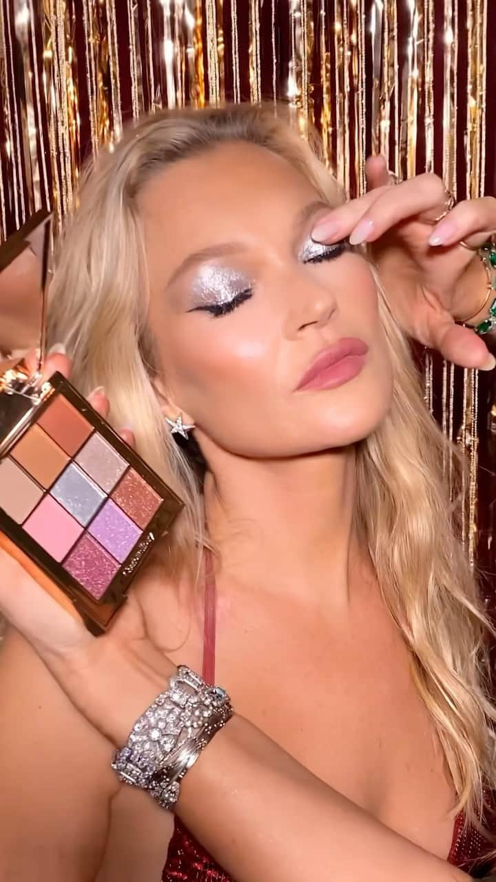 シャーロット・ティルベリーのインスタグラム：「🩶 MESMERISE LIKE KATE MOSS IN NEW! CYBER SILVER 🩶  Swipe, glide and press to POP! 🌟 Darlings, my NEW! Beautyverse Palette is a beauty filter for the eyes! Just look at my darling friend, the ICONIC @KateMossAgency, in my MAGNETISING NEW! Cyber Silver shade 🪩🩶  PSA! 🪧 It’s LIMITED-EDITION, darlings - so shop and GLOW whilst you can! 👀  💄by @sofiatilbury, assisted by @melbi_makeup, using @charlottetilbury ✂️by @sammcknight1 @hairbysammcknight  Get my PALETTE OF TRENDS NOW! on CharlotteTilbury.com or on the app! 📱💫  #CharlotteTilbury #StepIntoMagic #CharlotteTilburyHoliday #KateMoss」