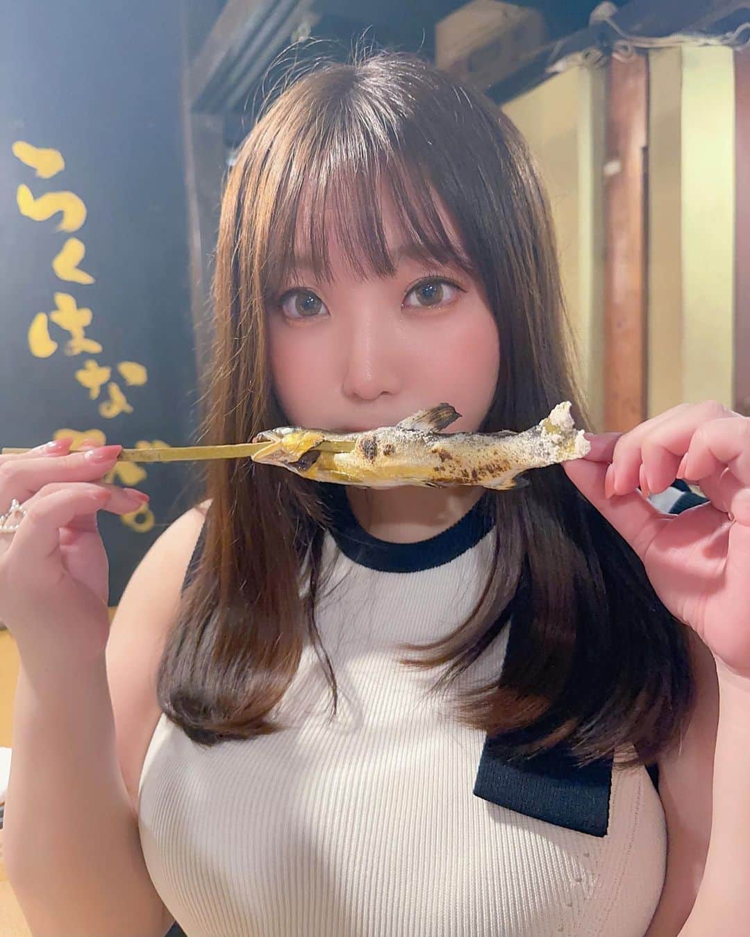 星野めいのインスタグラム：「念願の炉端焼き〜🥹🥹🥹  こうやってお魚食べるの大好き！！！  隠れ家感が気になって 大泉学園駅にある楽華日 @rakuhanabi2010 に行ってきました🐟✨  ✔️炉端焼き藁焼き堪能コース に少しだけ食べたいものをプラスしました！  藁焼き鰹のタタキもあったの嬉しかった💗 お店にあると絶対頼んじゃう🤤  牛ハラミも認定書付きのお肉でした！！ このサイズが絶妙で嬉しい🤤  あとはカンカン焼き！！ 牡蠣と海老の私の大好物セット🥹✨✨  そのお出汁で最後は雑炊にしてくれます🍚  これも優しくてうんまい...♪   おでんもお蕎麦もおすすめみたいなのでそれも気になったけどさすがに入らなかった😔🍢  ✔️ PR  #楽華日大泉邸 #大泉学園グルメ #大泉学園居酒屋 #大泉学園ディナー #大泉学園海鮮 #大泉グルメ #練馬区居酒屋 #japanfood  #japangirl」