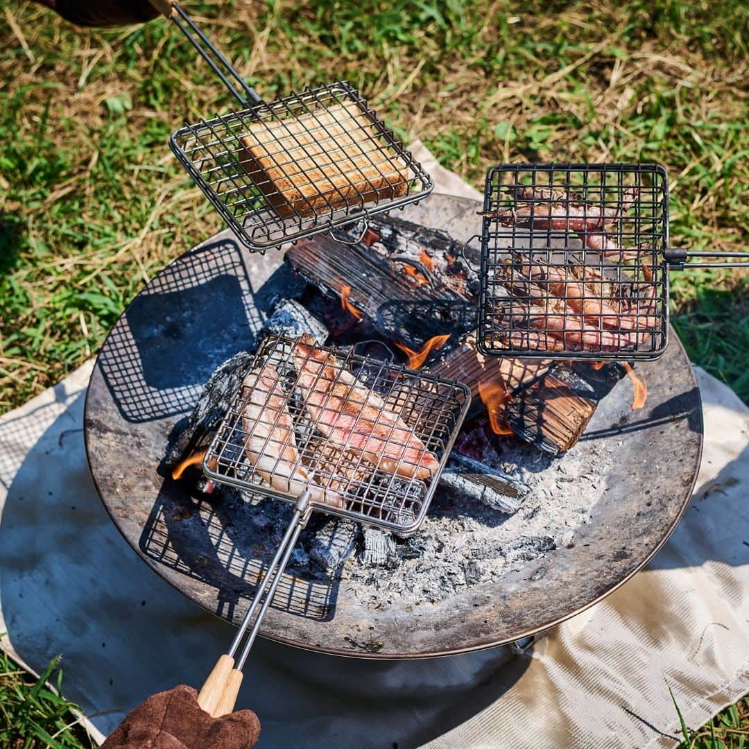 Coleman Japanのインスタグラム：「【広々スペースで焚き火を楽しもう🔥】  3秒設営で人気の焚火台が、焚火スペース77%UP！「ファイアーディスクマックス」。家族やグループで焚火を囲み楽しめる大型の焚き火台は、自由に焚火を組むことが可能に👍  付属の焼き網を使用することBBQ用のグリルとしても活用できます。秋冬キャンプは、広々スペースで焚き火を思いっきり楽しもう🏕  ・  #灯そうColeman #灯そうコールマン #灯そう #Coleman #コールマン #Camp #キャンプ #Outdoor #アウトドア #焚き火 #焚き火キャンプ #ファイアーディスク #ファイアーディスクマックス #焚火台 #焚き火台」