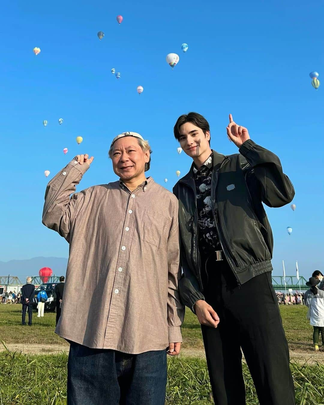 林豆のインスタグラム：「佐賀バルーンフェスに行ってきました🎈☀️ 幻想的で心踊るバルーンを見られるのはここ佐賀にしかないです✌🏻 ご飯はどれも美味しくて、特に佐賀牛とお米が最高に好きでした！また行きます！💪🏻 そして、鈴木おさむさんとこうしてお仕事をご一緒できた事、心から嬉しいです。 とても優しくて、素敵な場所や話もお聞かせてくれました☺️ ありがとうございました！ . I went to the Saga Balloon Fest!🎈🤩 It was so fantastic, beautiful and exciting! Let's go see them next year 🤭  #佐賀バルーンフェスタ #🎈　#佐賀 #気球 #japn #japantrip #japantravel」