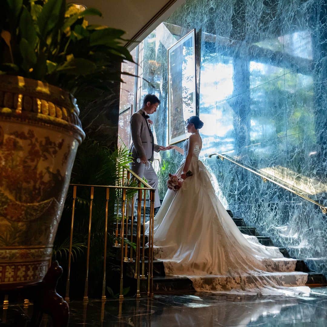 ホテル椿山荘東京ウエディングさんのインスタグラム写真 - (ホテル椿山荘東京ウエディングInstagram)「❤  ロングトレーンと 純白の輝きが一層美しく💍✨ …………………………………… 和装で挙式をしたおふたり。 披露宴でお色直しされた ウエディングドレスでも記念撮影📷✨  ウエディングドレスでの撮影は、 やはり「大理石階段」で♪  ドレスが最高に映える空間で、 洋装でもおふたりのすてきな晴れ姿を 残すことができました✨✨  Dress @takamibridal_costume  TOKYO RESORT WEDDING 東京には、ひとを祝福する森がある。  ----------------------------------------------- @hotelchinzansotokyo_wedding のアカウントを タグづけ＆ #椿山荘花嫁 にてご投稿いただいた方より ステキなお写真✨をご紹介させていただきます。 皆さまのご投稿をお待ちしております ------------------------------------------------  #ホテル椿山荘東京ウエディング #ホテル椿山荘東京 #椿山荘結婚式 #東京リゾート #東京リゾートウエディング #tokyoresortwedding #東京花嫁 #関東花嫁 #花嫁ショット  #ウェディングレポ  #ホテルウエディング #結婚式準備  #結婚式場探し #式場見学  #卒花嫁 #2023花嫁 #大人花嫁  #大理石 #階段ショット #前撮り #後撮り #フォトウェディング #プレフォト #ウェディングフォト #ウエディングフォト  #ウェディングドレス #ロングトレーン #aライン #タカミブライダル」11月7日 20時00分 - hotelchinzansotokyo_wedding