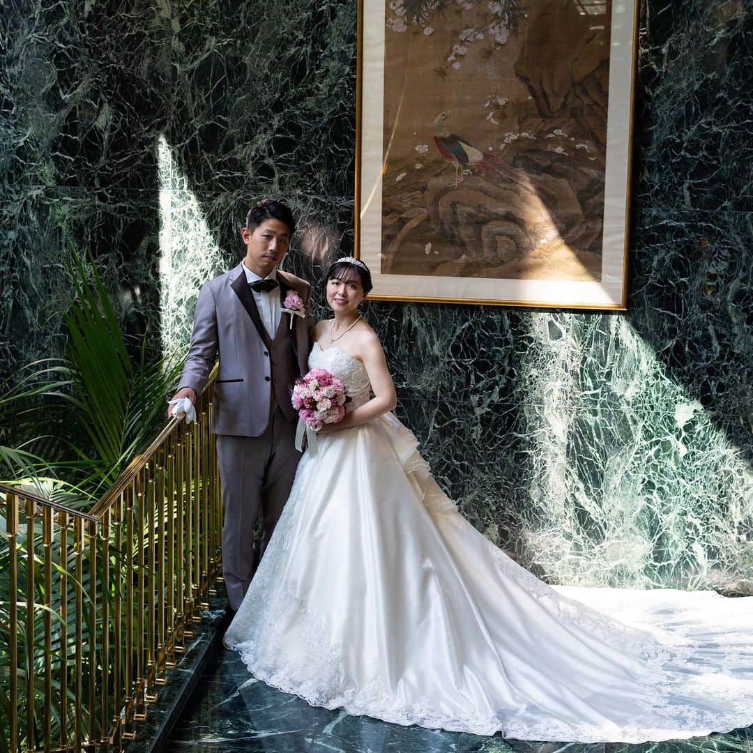 ホテル椿山荘東京ウエディングさんのインスタグラム写真 - (ホテル椿山荘東京ウエディングInstagram)「❤  ロングトレーンと 純白の輝きが一層美しく💍✨ …………………………………… 和装で挙式をしたおふたり。 披露宴でお色直しされた ウエディングドレスでも記念撮影📷✨  ウエディングドレスでの撮影は、 やはり「大理石階段」で♪  ドレスが最高に映える空間で、 洋装でもおふたりのすてきな晴れ姿を 残すことができました✨✨  Dress @takamibridal_costume  TOKYO RESORT WEDDING 東京には、ひとを祝福する森がある。  ----------------------------------------------- @hotelchinzansotokyo_wedding のアカウントを タグづけ＆ #椿山荘花嫁 にてご投稿いただいた方より ステキなお写真✨をご紹介させていただきます。 皆さまのご投稿をお待ちしております ------------------------------------------------  #ホテル椿山荘東京ウエディング #ホテル椿山荘東京 #椿山荘結婚式 #東京リゾート #東京リゾートウエディング #tokyoresortwedding #東京花嫁 #関東花嫁 #花嫁ショット  #ウェディングレポ  #ホテルウエディング #結婚式準備  #結婚式場探し #式場見学  #卒花嫁 #2023花嫁 #大人花嫁  #大理石 #階段ショット #前撮り #後撮り #フォトウェディング #プレフォト #ウェディングフォト #ウエディングフォト  #ウェディングドレス #ロングトレーン #aライン #タカミブライダル」11月7日 20時00分 - hotelchinzansotokyo_wedding
