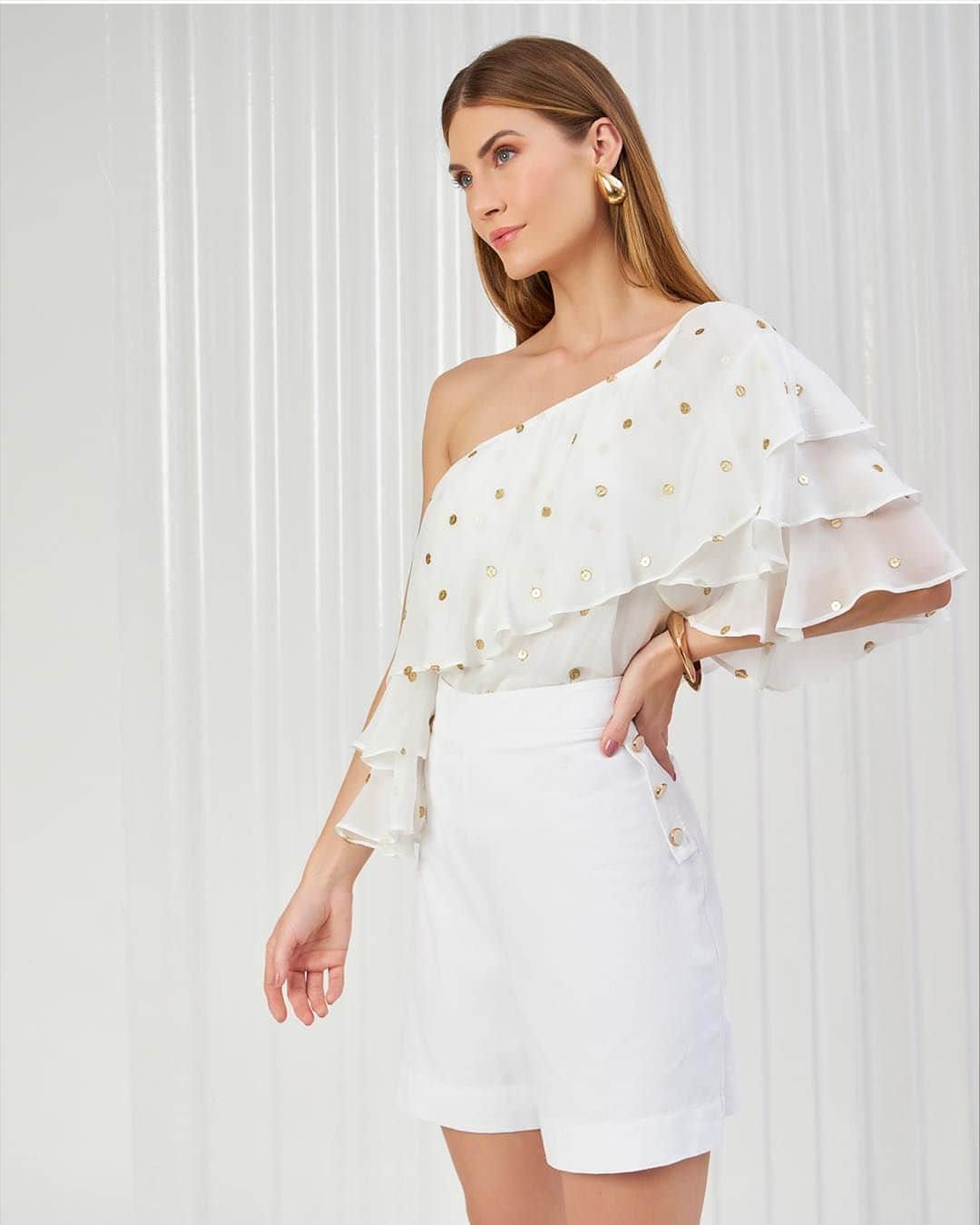 DECÊNCIAのインスタグラム：「Leve, elegante e descomplicado, um all white com detalhes dourados que combina sofisticação, tendência e o ar effortless chic do nosso verão AUTHENTIC.   Tenha um atendimento personalizado pelo link da bio.」