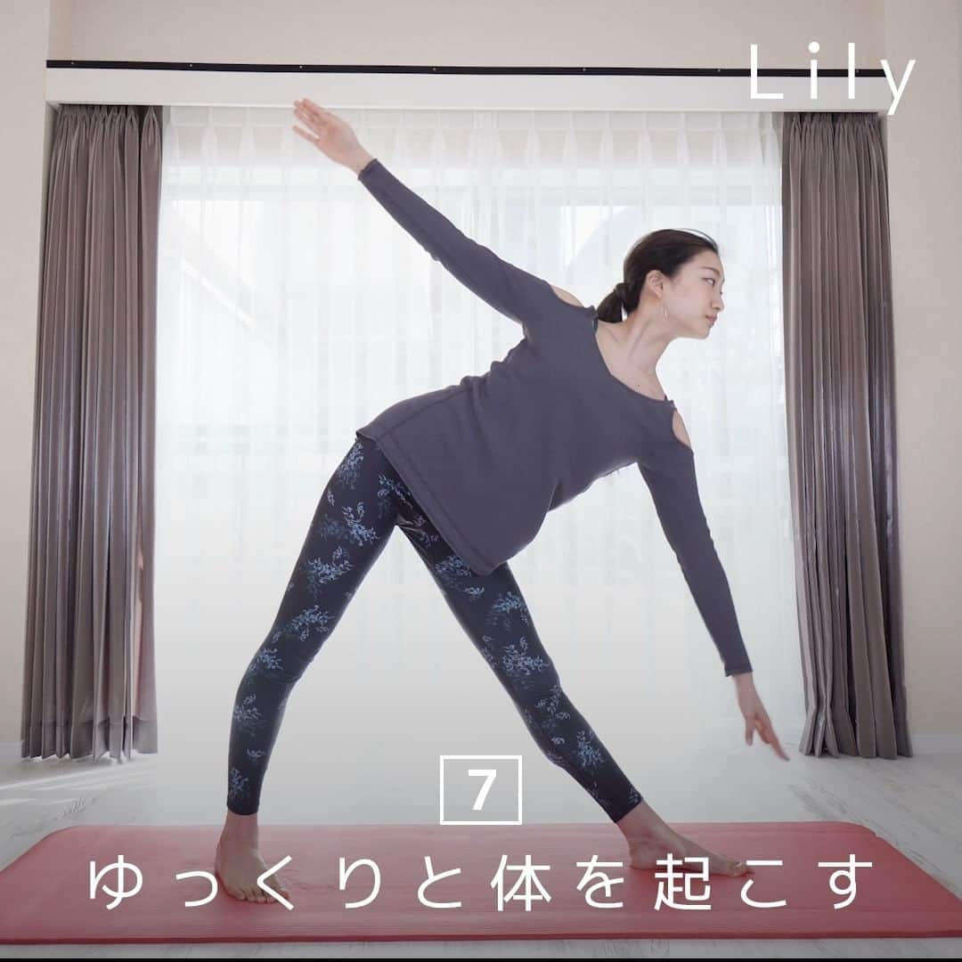 Lilyのインスタグラム：「✨くびれダイエット！✨ ＼三角のポーズ／ . . ▽こんな方におすすめ 腰回りのお肉が気になる方 . . 1分間チャレンジ！ １）足を大きく開く ２）足を左側へ向ける（後ろ足は斜め45度になるように） ３）左手を前、右手を肩の高さに一直線になるように、後ろへ伸ばす ４）大きく息を吸う ５）吐く息で前にスライドし、そのまま左手をおろしていく ６）吸う息で右手を天井に伸ばす ７）ゆっくりと体を起こす . . ＊POINT＊ 背骨を伸ばして、目線は右手の先へ向けて✨ . .  ▽監修 岡清華さん @okasaya . . 他の投稿はコチラから 👉@lily_dietgram . . #美脚になりたい #脚痩せ #ストレッチ動画  #エクササイズ動画 #ダイエット方法 #宅トレ #エクササイズ女子 #おうちトレーニング #初心者エクササイズ  #ヨガのポーズ」