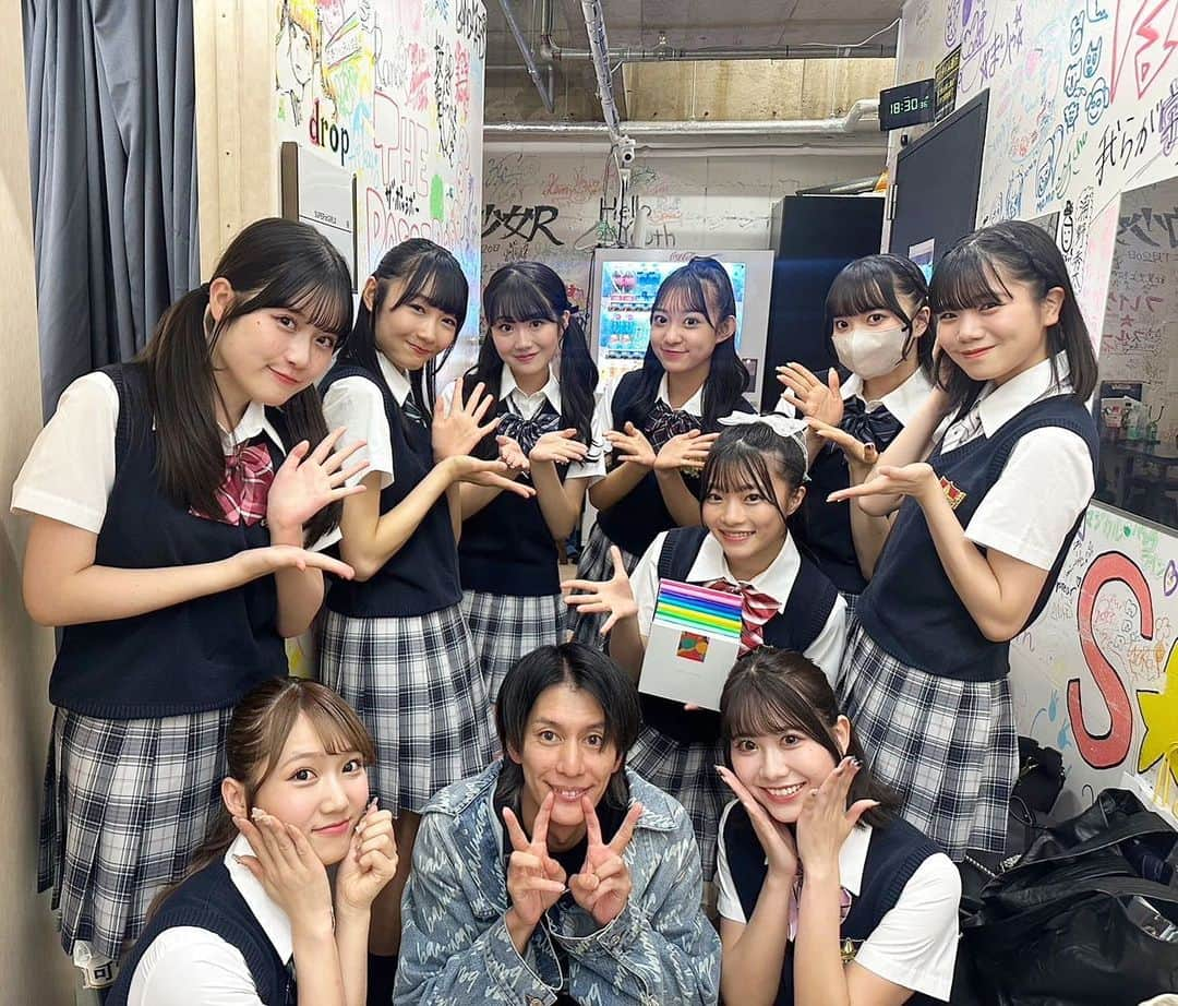 河村果歩のインスタグラム：「🌈🍒  阿部夢梨プロデュース公演  ♡iDOL Street memory up♡ に新曲Heart Diamond の振り付けをして下さった いどみんさんが見に来て下さいました、！  とても嬉しかったです差し入れも有難う御座います、🥺💞  沢山褒めて頂けて、とっても楽しいライブでした~❤️‍🔥  明日はおはスタ！ 早起き頑張るぞ~✊🏻  #河村果歩 #nicola #おはスタ #おはガール #かほっち #ニコラ #ニコモ #ニコラ12月号発売中 #SUPERGIRLS #スパガ #アイドル」