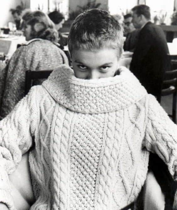 イネスドゥラフレサンジュのインスタグラム：「Mood du jour : Jean Seberg et un pull bien chaud ! Découvrez notre collection maille. - Mood of the day : Jean Seberg and a cozy sweater ! Discover our knitwear collection.  #inesdelafressange #inesdelafressangeparis #fallwinter2023 #parisianchic」
