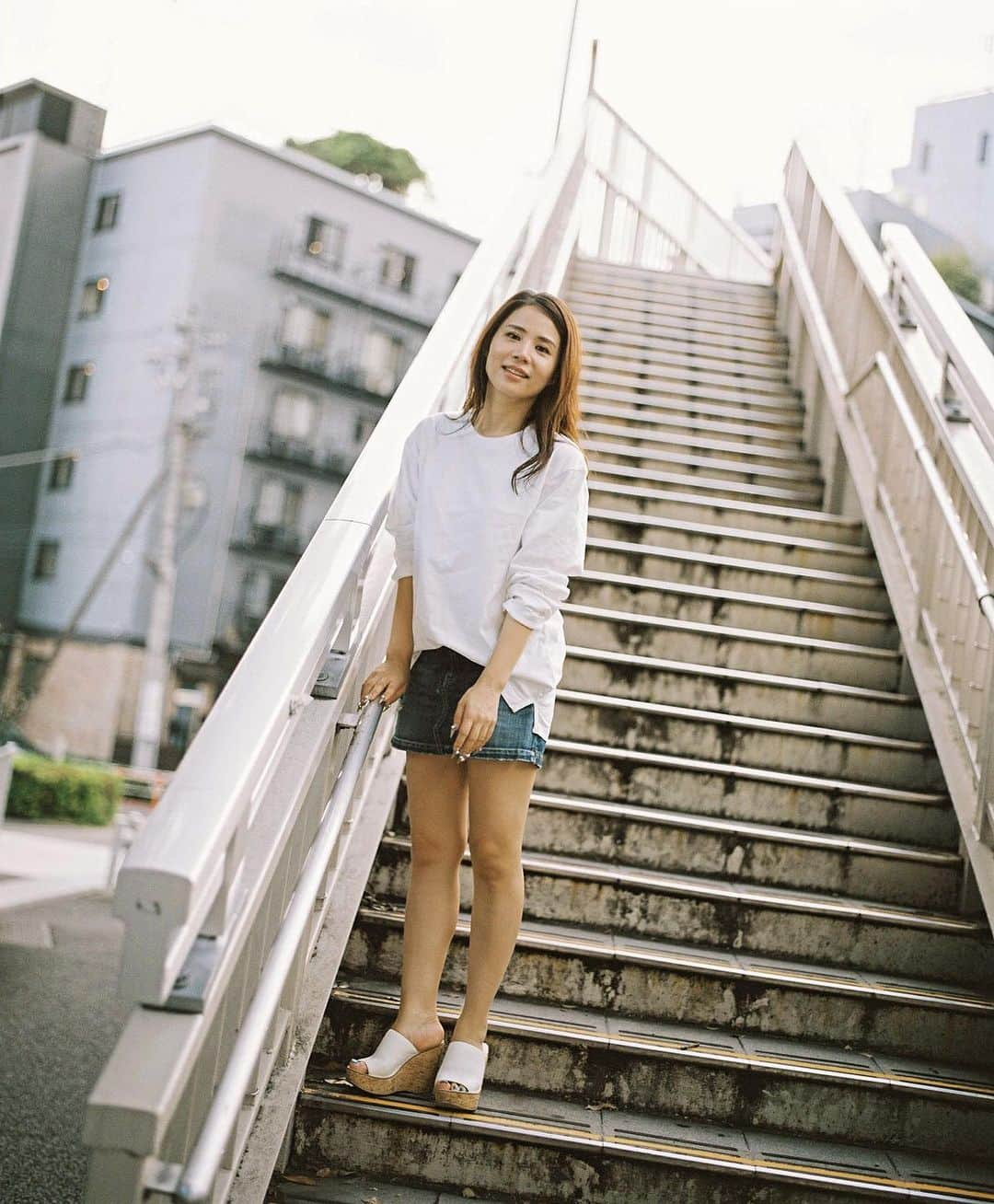 鈴木涼美さんのインスタグラム写真 - (鈴木涼美Instagram)「ヒルズライフ連載毎月初めに更新▷ http://hillslife.jp/culture/2023/11/01/words-to-wear_7/ 今月は中学校のあった駅の話と金原ひとみ『腹を空かせた勇者ども』のコトバを紹介してます。 photo by Ittetsu Matsuoka #hillslife」11月7日 20時01分 - suzumisuzuki