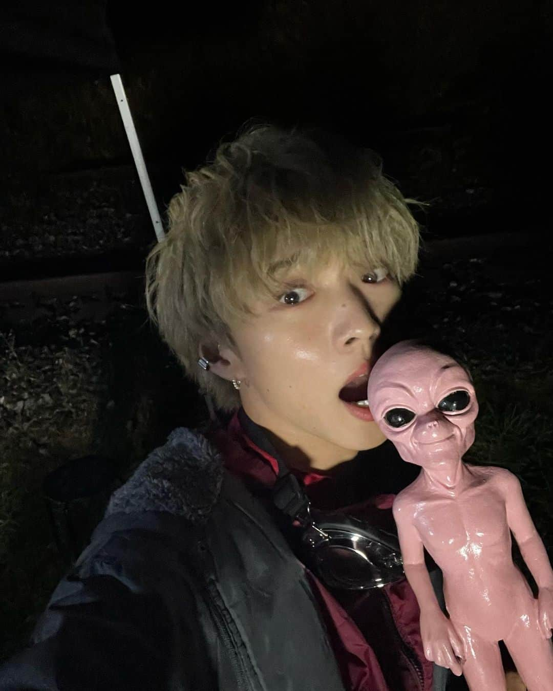 佐藤大樹のインスタグラム：「◡̈   未知との遭遇👽  #STARBOYS  I met an alien!  외계인을 만났어요!하하🚀」