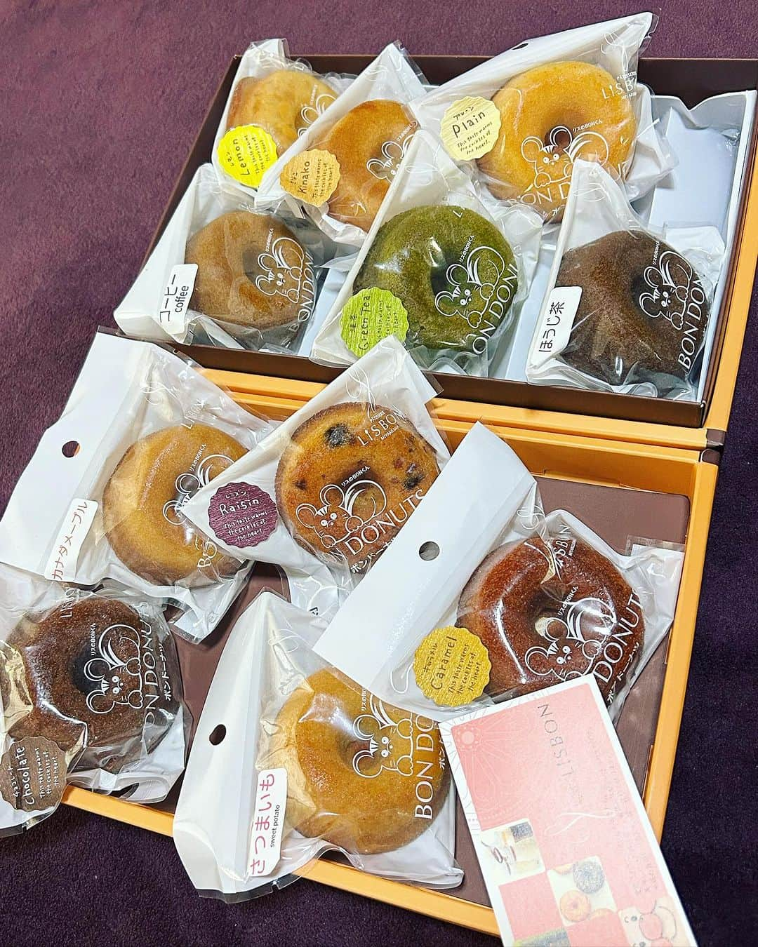 KagitaYukikoさんのインスタグラム写真 - (KagitaYukikoInstagram)「🍩❤︎🍬 やめられない とまらないッ♡♡  癒しのスイーツタイム (๑>◡<๑)💕  本日ご紹介するのは  リスボン名物  ✨ボンドーナツ🍩✨  国産の小麦とバターを使用し 揚げずに さっくりと焼き上げることで しっとりふわふわ食感の ドーナツに仕上がっております♡♡  お店もいろんなケーキや 焼き菓子など たくさん置かれてて 選ぶの楽しかった〜(o^^o)💕  色とりどりな見た目のドーナツは フルーツ系からお茶系まで 全20数種類✨✨  包装紙までカラフルで 可愛くて🌈 焼菓子のお日持ち 2週間大丈夫やから お土産💝プレゼントにも いいな〜♪♪  甘さも控えめで 揚げてない分 カロリーも抑えられてて うれしい(*^^*)🎀  #PR @lisbonmiyakojima  #パティスリーリスボン都島  #焼きドーナツ  #パティスリー巡り  #ドーナツ好き  #ドーナツ巡り  #ドーナツ好きと繋がりたい #ドーナツ #🍩」11月7日 20時04分 - mermaid.yukinko