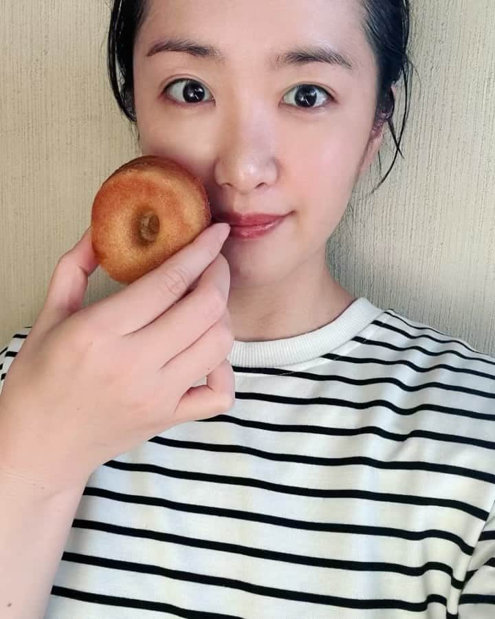 KagitaYukikoのインスタグラム：「🍩❤︎🍬 やめられない とまらないッ♡♡  癒しのスイーツタイム (๑>◡<๑)💕  本日ご紹介するのは  リスボン名物  ✨ボンドーナツ🍩✨  国産の小麦とバターを使用し 揚げずに さっくりと焼き上げることで しっとりふわふわ食感の ドーナツに仕上がっております♡♡  お店もいろんなケーキや 焼き菓子など たくさん置かれてて 選ぶの楽しかった〜(o^^o)💕  色とりどりな見た目のドーナツは フルーツ系からお茶系まで 全20数種類✨✨  包装紙までカラフルで 可愛くて🌈 焼菓子のお日持ち 2週間大丈夫やから お土産💝プレゼントにも いいな〜♪♪  甘さも控えめで 揚げてない分 カロリーも抑えられてて うれしい(*^^*)🎀  #PR @lisbonmiyakojima  #パティスリーリスボン都島  #焼きドーナツ  #パティスリー巡り  #ドーナツ好き  #ドーナツ巡り  #ドーナツ好きと繋がりたい #ドーナツ #🍩」