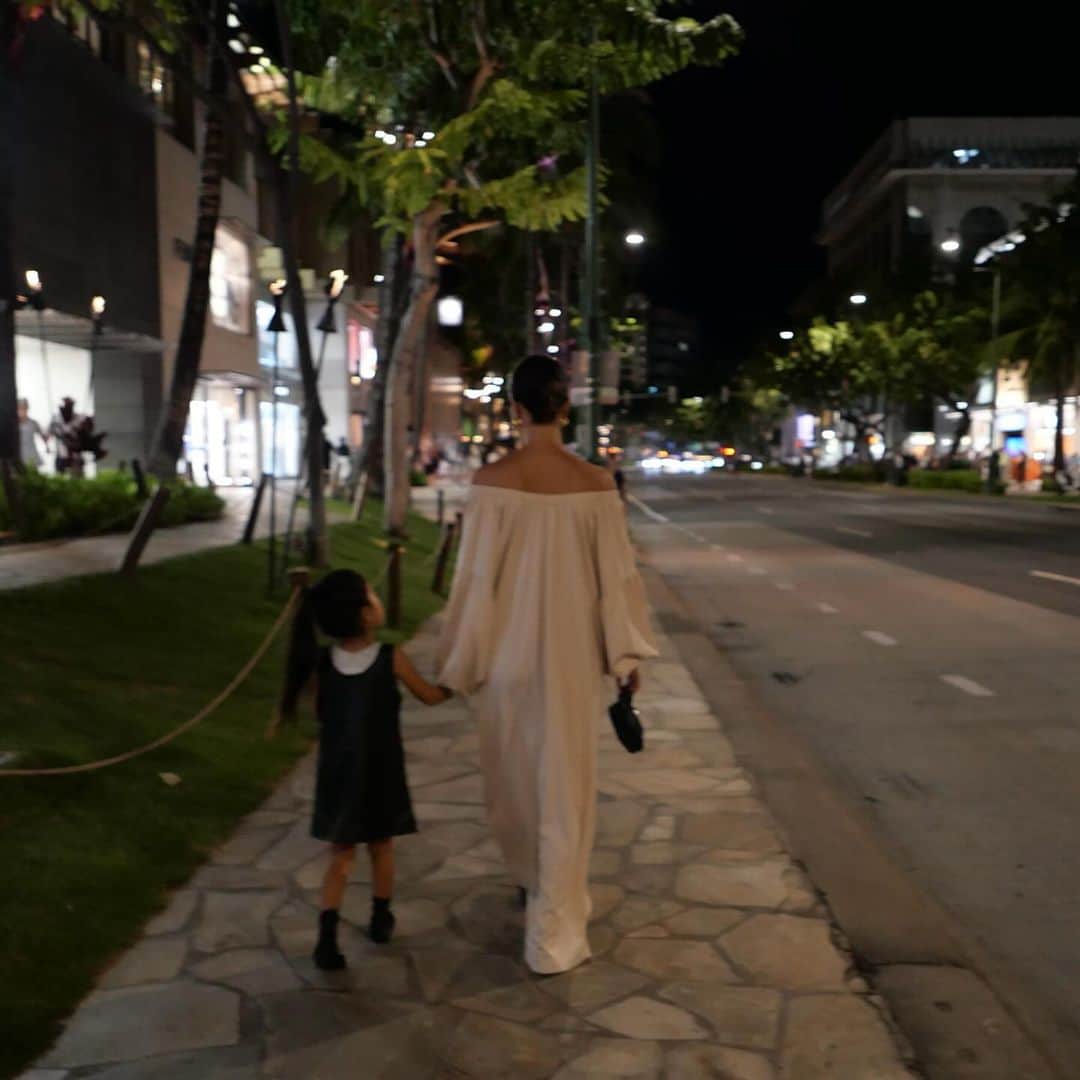 のインスタグラム：「🖤 1. 最後の夜🌙 2. Taormina Sicilian Cuisine 3.4. 我が家のダンス姫(ストーリーズ参照笑) 5.6.7. マリポサでlunch🍽️ 8. トロリーに乗って大喜び🍒 9. ただ歩いてる夫の後ろ姿 10. 最後ホリデーシーズン仕様になってたホノルルクッキー 我が家は白チョコばかり買います🍍 #hawaii #ハワイ #ハワイ旅行」
