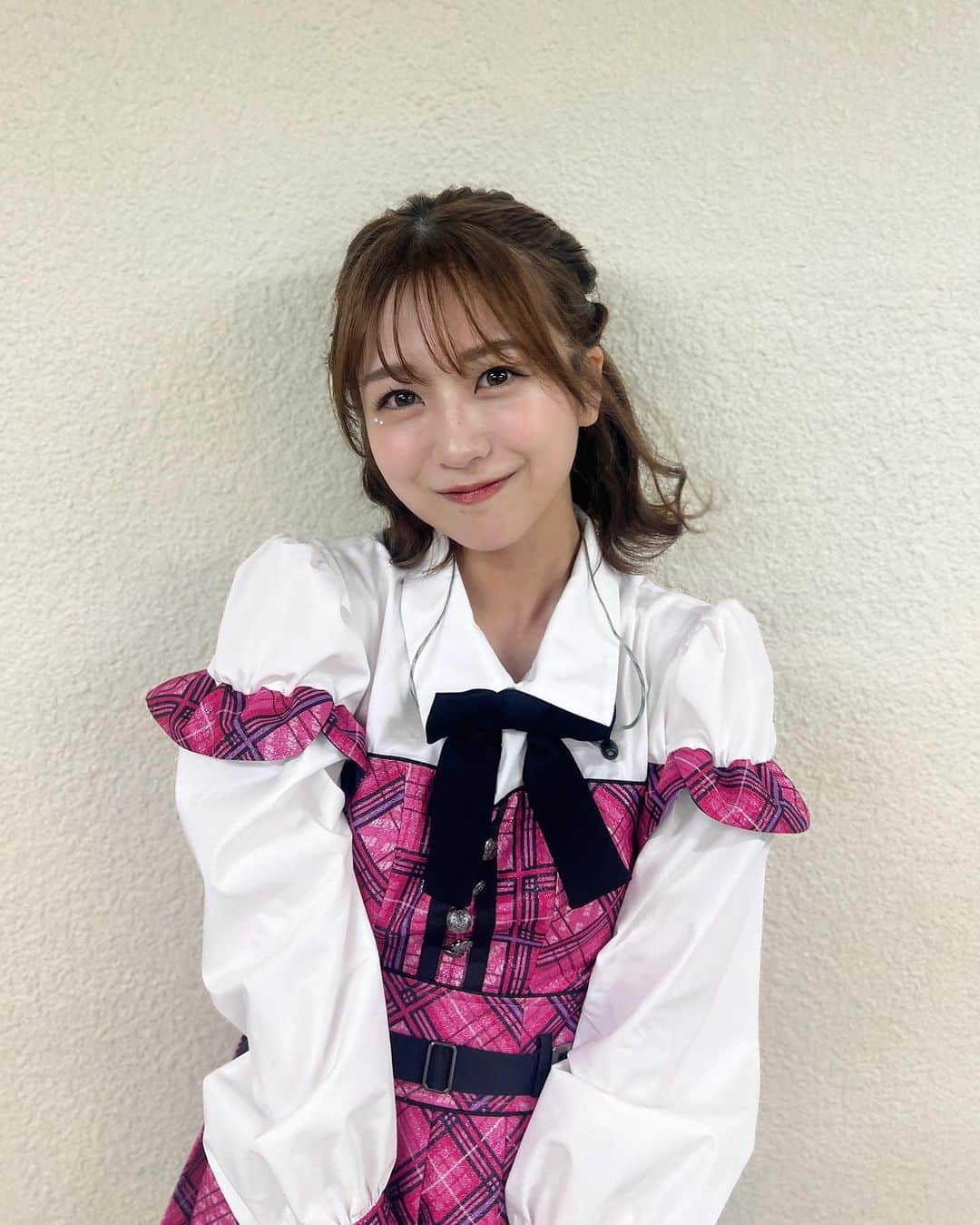 篠崎彩奈さんのインスタグラム写真 - (篠崎彩奈Instagram)「🌸 インスタに載せるタイミング 完全に間違えましたが...🥹 先日AKB48から卒業することを 発表させていただきました。 15歳からAKB48に入り12年間 たくさんのことを経験させていただきました。  辛いこと、悔しこと、悲しいことのほうが 正直多かったです。  それでも嬉しいことがひとつあると 悲しい出来事なんて全部忘れて アイドルになれてよかったって 何度も思いました。  こんなに長くアイドルをするなんて 思ってもみませんでした。  これまで支えてくださった ファンの皆様のお陰で活動してこれました。 本当にありがとうございます☺︎  今後はお芝居を中心とした タレント活動を頑張っていきたいと思いますので 引き続き応援して頂けると嬉しいです。  残り数ヶ月アイドルとしての篠崎彩奈も よろしくお願いします✨  先日の可愛い新衣装と共に...😚🎀♡」11月7日 20時14分 - ayana.s_official