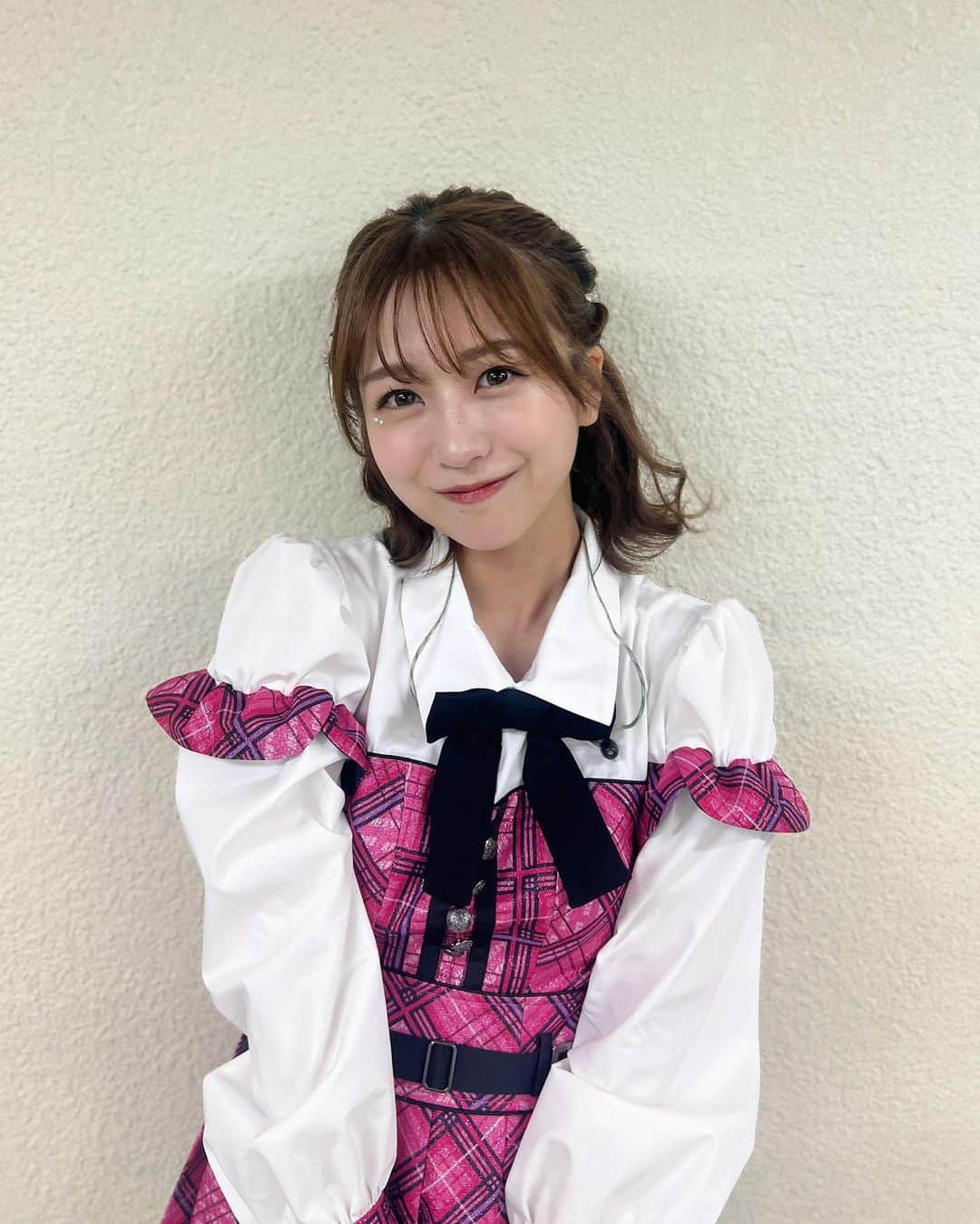篠崎彩奈のインスタグラム：「🌸 インスタに載せるタイミング 完全に間違えましたが...🥹 先日AKB48から卒業することを 発表させていただきました。 15歳からAKB48に入り12年間 たくさんのことを経験させていただきました。  辛いこと、悔しこと、悲しいことのほうが 正直多かったです。  それでも嬉しいことがひとつあると 悲しい出来事なんて全部忘れて アイドルになれてよかったって 何度も思いました。  こんなに長くアイドルをするなんて 思ってもみませんでした。  これまで支えてくださった ファンの皆様のお陰で活動してこれました。 本当にありがとうございます☺︎  今後はお芝居を中心とした タレント活動を頑張っていきたいと思いますので 引き続き応援して頂けると嬉しいです。  残り数ヶ月アイドルとしての篠崎彩奈も よろしくお願いします✨  先日の可愛い新衣装と共に...😚🎀♡」
