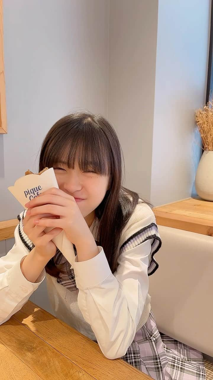 武上陽奈のインスタグラム：「なぜかにこにこ🥰  初めてジェラートピケのクレープを食べました💗✨️  味はこころがオススメしてくれたお砂糖とバター！！ とっても美味しかったです〜☺️  #クレープ#ジェラートピケ#gelatopique#ジェラピケ#美味しい！#幸せ#笑顔#爆笑#面白い#制服#seifuku#uniform#smile#Japan#JapaneseGirl#16歳#16yearsold#スターダストプロモーション#スターダスト#JK#FJK#女子高生#武上陽奈」