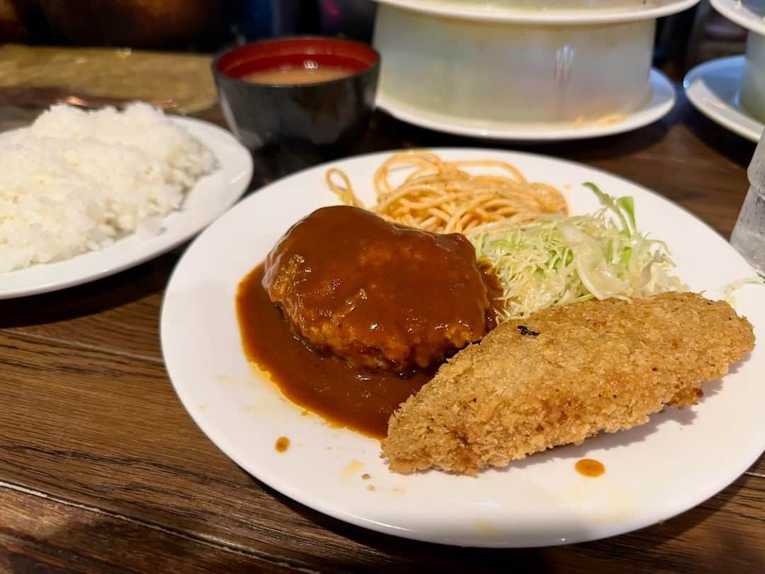 まえちゃんねるのインスタグラム：「今更ですが、今日のランチは、ハンバーグと白身魚のフライでした👍初めて入った洋食屋さんでしたが雰囲気もよくとても美味しかった😊  #ランチ #今日のランチ #ハンバーグ #定食 #洋食屋 #キッチンダダ #dada」