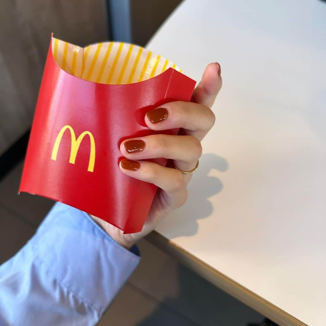 西村彩香さんのインスタグラム写真 - (西村彩香Instagram)「.  バーベキューソース色🍟🤎💅 (かわいい♡)  本当はマスタード派なのに いつもバーベキューにしてくれる👨🏻‍🦱の優しさ🫶  i'm lovin' it❤️🤭」11月7日 20時11分 - leimoni_n