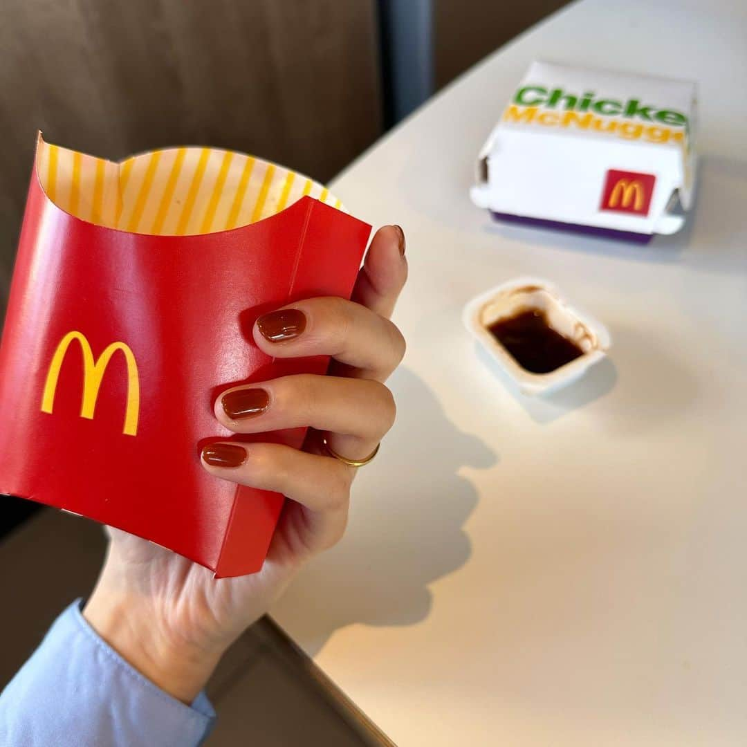 西村彩香のインスタグラム：「.  バーベキューソース色🍟🤎💅 (かわいい♡)  本当はマスタード派なのに いつもバーベキューにしてくれる👨🏻‍🦱の優しさ🫶  i'm lovin' it❤️🤭」