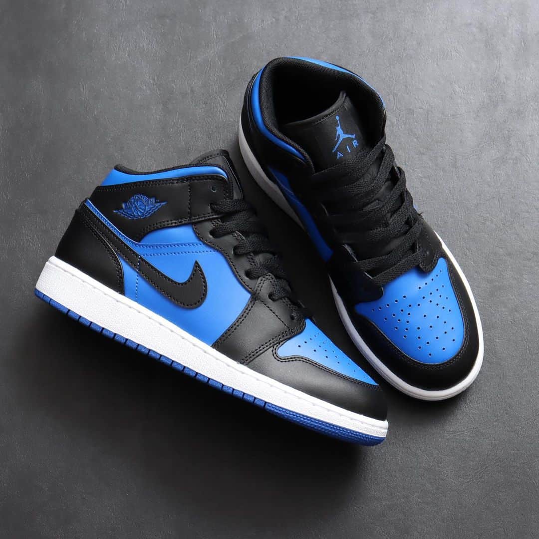 Sports Lab by atmos OSAKAさんのインスタグラム写真 - (Sports Lab by atmos OSAKAInstagram)「. ↓↓↓ 11/8(WED)RELEASE JORDAN BRAND AIR JORDAN 1 MID (GS) dq8423-042 ¥14,850-(tax included) SIZE : 23.0cm〜25.0cm」11月7日 20時11分 - atmos_lucua_osaka