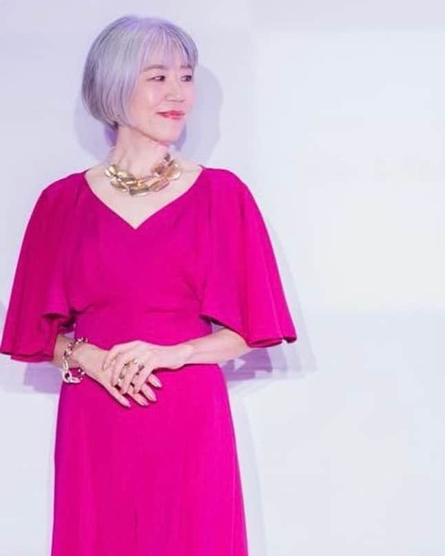 朝倉真弓さんのインスタグラム写真 - (朝倉真弓Instagram)「【フォトグラファー撮影のランウェイ写真】  少し前にご紹介したランウェイ登壇、大好きなフォトグラファーさんにも撮影していただきました。 　  印象年齢マイナス10歳 《美姿勢＆品格ウォーキング®︎》  インストラクター・朝倉真弓です。  @mayumi_asakura    以前、グレイヘアモデルとしての撮影をしてくださったRIKOさん。  今回は初ランウェイの記念に、撮影をお願いいたしました。  目まぐるしく色が変わる照明に手こずっていらしたようですが、やはりプロは違う！  素敵な瞬間を切り取っていただきました！  ランウェイのあと、天王洲アイル水辺広場で撮影してくださった作品は、また後日ご紹介させてください。  これがまた、素敵なんです😍 　　　  ・Smile Flower Factory　RIKO  ・撮影した写真からお好きなデータを１枚500円でご購入いただき、撮影料を全額日本赤十字社に寄付する寄付撮影（1万円で全データ納品）  　 お人柄もとても素敵で、誠実なRIKOさん。  激推し中のフォトグラファーさんです！  @smile_flower_factory  　 #bjbコレクション #ランウェイ   #東京ポートレート #東京カメラマン #ポートレート撮影 #ブランディング撮影  #品格ウォーキング #美姿勢 #ウォーキング講師 #ウォーキングインストラクター  #ウォーキング #ポージング #グレイヘアモデル #グレイヘア #朝倉真弓」11月7日 20時12分 - mayumi_asakura