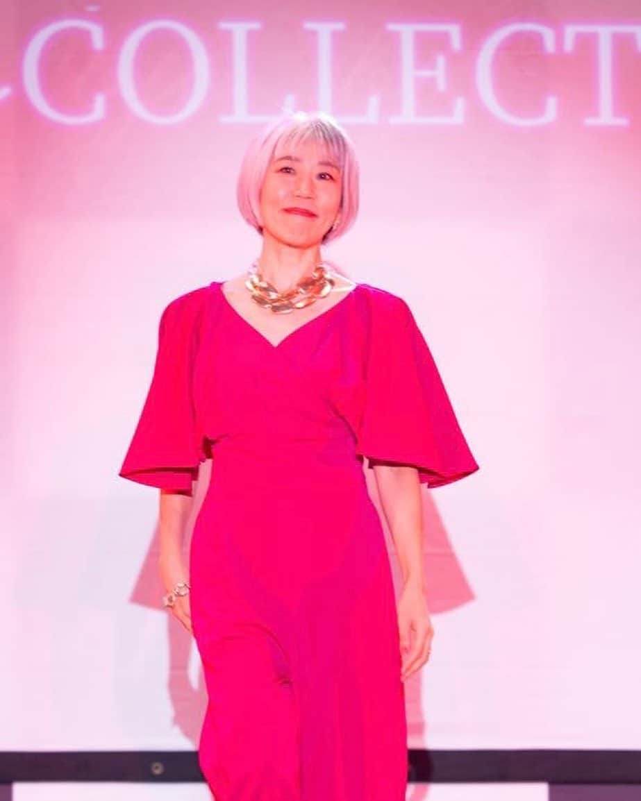 朝倉真弓さんのインスタグラム写真 - (朝倉真弓Instagram)「【フォトグラファー撮影のランウェイ写真】  少し前にご紹介したランウェイ登壇、大好きなフォトグラファーさんにも撮影していただきました。 　  印象年齢マイナス10歳 《美姿勢＆品格ウォーキング®︎》  インストラクター・朝倉真弓です。  @mayumi_asakura    以前、グレイヘアモデルとしての撮影をしてくださったRIKOさん。  今回は初ランウェイの記念に、撮影をお願いいたしました。  目まぐるしく色が変わる照明に手こずっていらしたようですが、やはりプロは違う！  素敵な瞬間を切り取っていただきました！  ランウェイのあと、天王洲アイル水辺広場で撮影してくださった作品は、また後日ご紹介させてください。  これがまた、素敵なんです😍 　　　  ・Smile Flower Factory　RIKO  ・撮影した写真からお好きなデータを１枚500円でご購入いただき、撮影料を全額日本赤十字社に寄付する寄付撮影（1万円で全データ納品）  　 お人柄もとても素敵で、誠実なRIKOさん。  激推し中のフォトグラファーさんです！  @smile_flower_factory  　 #bjbコレクション #ランウェイ   #東京ポートレート #東京カメラマン #ポートレート撮影 #ブランディング撮影  #品格ウォーキング #美姿勢 #ウォーキング講師 #ウォーキングインストラクター  #ウォーキング #ポージング #グレイヘアモデル #グレイヘア #朝倉真弓」11月7日 20時12分 - mayumi_asakura
