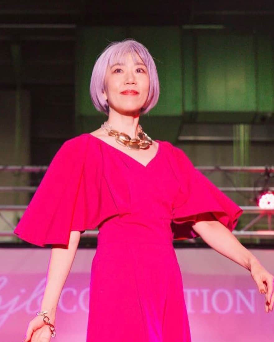 朝倉真弓さんのインスタグラム写真 - (朝倉真弓Instagram)「【フォトグラファー撮影のランウェイ写真】  少し前にご紹介したランウェイ登壇、大好きなフォトグラファーさんにも撮影していただきました。 　  印象年齢マイナス10歳 《美姿勢＆品格ウォーキング®︎》  インストラクター・朝倉真弓です。  @mayumi_asakura    以前、グレイヘアモデルとしての撮影をしてくださったRIKOさん。  今回は初ランウェイの記念に、撮影をお願いいたしました。  目まぐるしく色が変わる照明に手こずっていらしたようですが、やはりプロは違う！  素敵な瞬間を切り取っていただきました！  ランウェイのあと、天王洲アイル水辺広場で撮影してくださった作品は、また後日ご紹介させてください。  これがまた、素敵なんです😍 　　　  ・Smile Flower Factory　RIKO  ・撮影した写真からお好きなデータを１枚500円でご購入いただき、撮影料を全額日本赤十字社に寄付する寄付撮影（1万円で全データ納品）  　 お人柄もとても素敵で、誠実なRIKOさん。  激推し中のフォトグラファーさんです！  @smile_flower_factory  　 #bjbコレクション #ランウェイ   #東京ポートレート #東京カメラマン #ポートレート撮影 #ブランディング撮影  #品格ウォーキング #美姿勢 #ウォーキング講師 #ウォーキングインストラクター  #ウォーキング #ポージング #グレイヘアモデル #グレイヘア #朝倉真弓」11月7日 20時12分 - mayumi_asakura