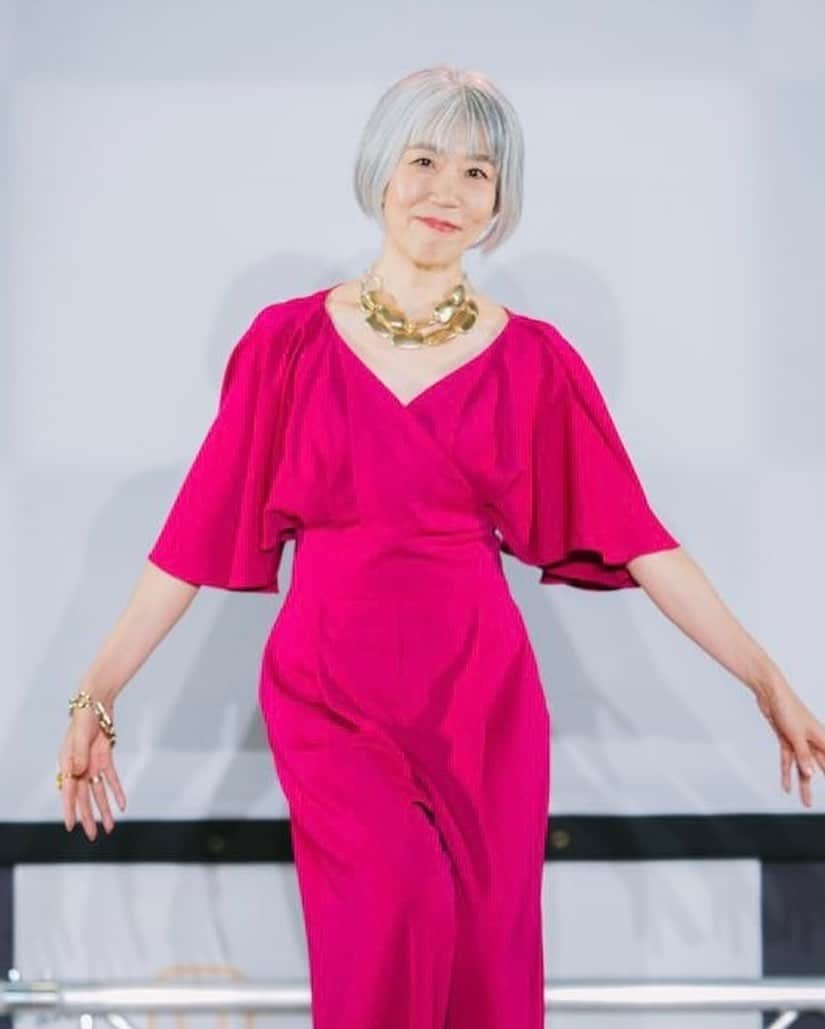朝倉真弓さんのインスタグラム写真 - (朝倉真弓Instagram)「【フォトグラファー撮影のランウェイ写真】  少し前にご紹介したランウェイ登壇、大好きなフォトグラファーさんにも撮影していただきました。 　  印象年齢マイナス10歳 《美姿勢＆品格ウォーキング®︎》  インストラクター・朝倉真弓です。  @mayumi_asakura    以前、グレイヘアモデルとしての撮影をしてくださったRIKOさん。  今回は初ランウェイの記念に、撮影をお願いいたしました。  目まぐるしく色が変わる照明に手こずっていらしたようですが、やはりプロは違う！  素敵な瞬間を切り取っていただきました！  ランウェイのあと、天王洲アイル水辺広場で撮影してくださった作品は、また後日ご紹介させてください。  これがまた、素敵なんです😍 　　　  ・Smile Flower Factory　RIKO  ・撮影した写真からお好きなデータを１枚500円でご購入いただき、撮影料を全額日本赤十字社に寄付する寄付撮影（1万円で全データ納品）  　 お人柄もとても素敵で、誠実なRIKOさん。  激推し中のフォトグラファーさんです！  @smile_flower_factory  　 #bjbコレクション #ランウェイ   #東京ポートレート #東京カメラマン #ポートレート撮影 #ブランディング撮影  #品格ウォーキング #美姿勢 #ウォーキング講師 #ウォーキングインストラクター  #ウォーキング #ポージング #グレイヘアモデル #グレイヘア #朝倉真弓」11月7日 20時12分 - mayumi_asakura