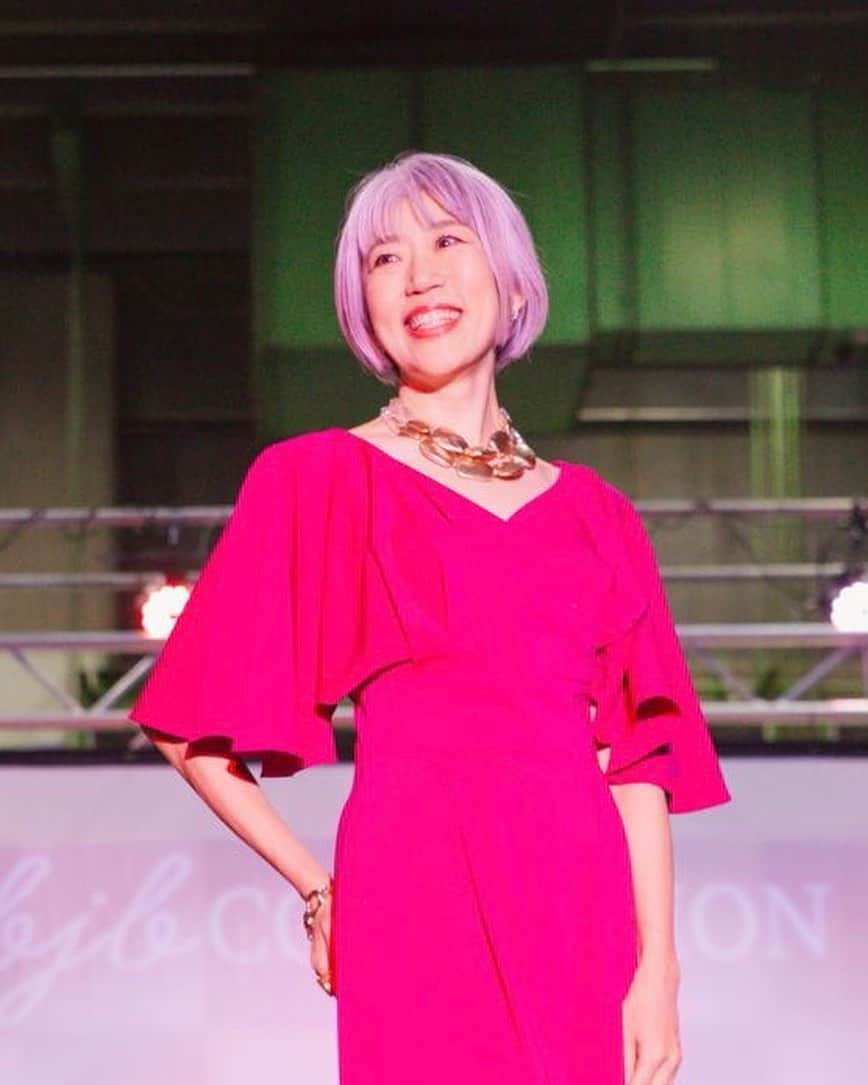 朝倉真弓さんのインスタグラム写真 - (朝倉真弓Instagram)「【フォトグラファー撮影のランウェイ写真】  少し前にご紹介したランウェイ登壇、大好きなフォトグラファーさんにも撮影していただきました。 　  印象年齢マイナス10歳 《美姿勢＆品格ウォーキング®︎》  インストラクター・朝倉真弓です。  @mayumi_asakura    以前、グレイヘアモデルとしての撮影をしてくださったRIKOさん。  今回は初ランウェイの記念に、撮影をお願いいたしました。  目まぐるしく色が変わる照明に手こずっていらしたようですが、やはりプロは違う！  素敵な瞬間を切り取っていただきました！  ランウェイのあと、天王洲アイル水辺広場で撮影してくださった作品は、また後日ご紹介させてください。  これがまた、素敵なんです😍 　　　  ・Smile Flower Factory　RIKO  ・撮影した写真からお好きなデータを１枚500円でご購入いただき、撮影料を全額日本赤十字社に寄付する寄付撮影（1万円で全データ納品）  　 お人柄もとても素敵で、誠実なRIKOさん。  激推し中のフォトグラファーさんです！  @smile_flower_factory  　 #bjbコレクション #ランウェイ   #東京ポートレート #東京カメラマン #ポートレート撮影 #ブランディング撮影  #品格ウォーキング #美姿勢 #ウォーキング講師 #ウォーキングインストラクター  #ウォーキング #ポージング #グレイヘアモデル #グレイヘア #朝倉真弓」11月7日 20時12分 - mayumi_asakura