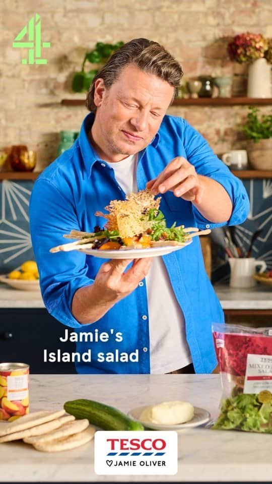 ジェイミー・オリヴァーのインスタグラム：「Finish this fun, fresh and fruity salad by @jamieoliver with his must-try crispy halloumi web… if you’ve not tried it, you’re in for a real treat. Watch or stream Jamie's 5 Ingredient Meals, brought to you by Tesco, on @Channel4 to see how it’s done, or for the full recipe visit Tesco Real Food #Jamies5ingredients」