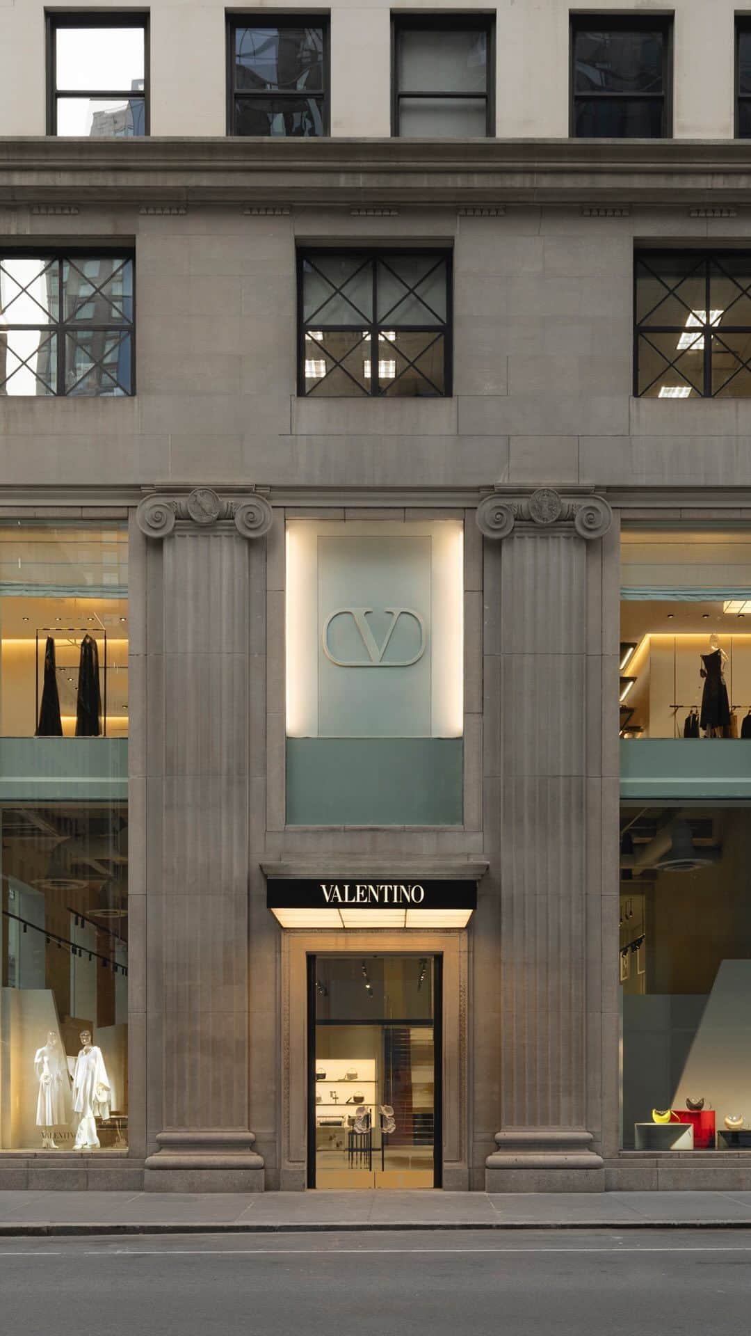 Valentinoのインスタグラム：「Valentino opens the doors to its 654 Madison Avenue boutique in New York.   Visit the new flagship store and discover the #ValentinoSpring24 collection, along with a gallery space featuring works by Mario Schifano brought to life in collaboration with @Magazzino Italian Art Museum.」