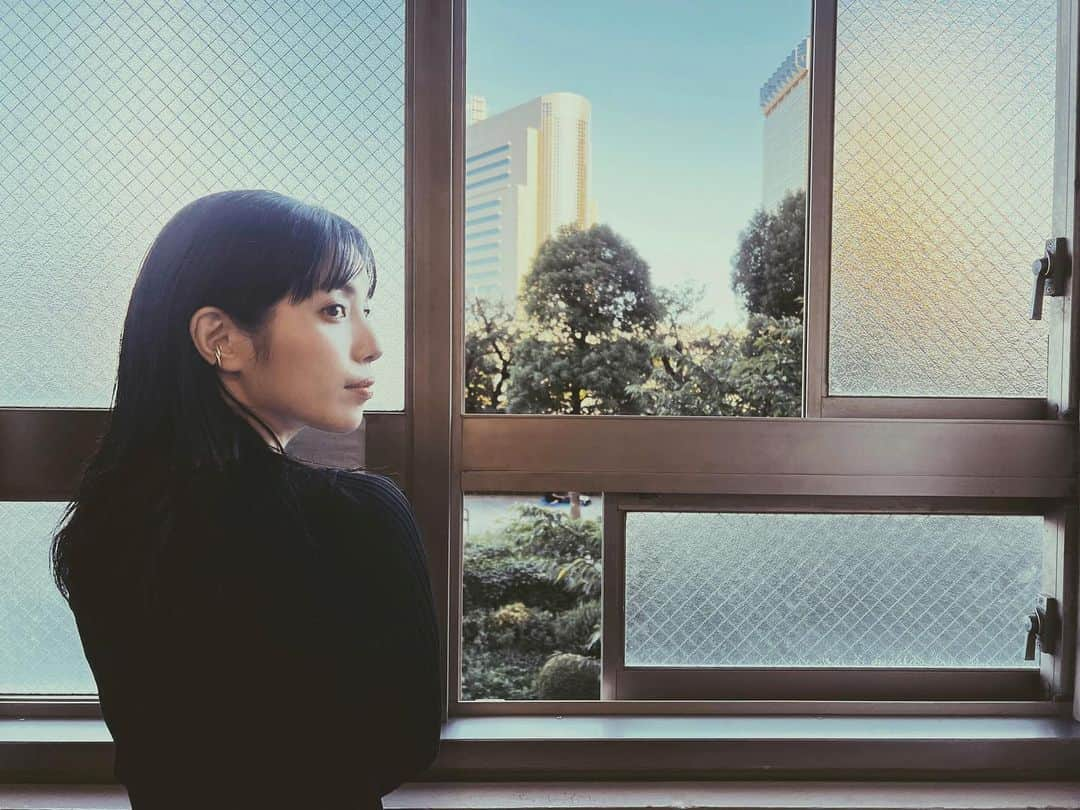 城南海のインスタグラム：「November 7,2023  #城南海 #月刊城南海  #kizukiminami #minamikizuki #singer  #music #japan #tokyo #instagood #instapic #autumn #autumnsky #asakusa #秋晴れ #mondrian  hairmake&photo:加藤リーヌ @cat_rinu  Styling:下平純子 @sdjk85」