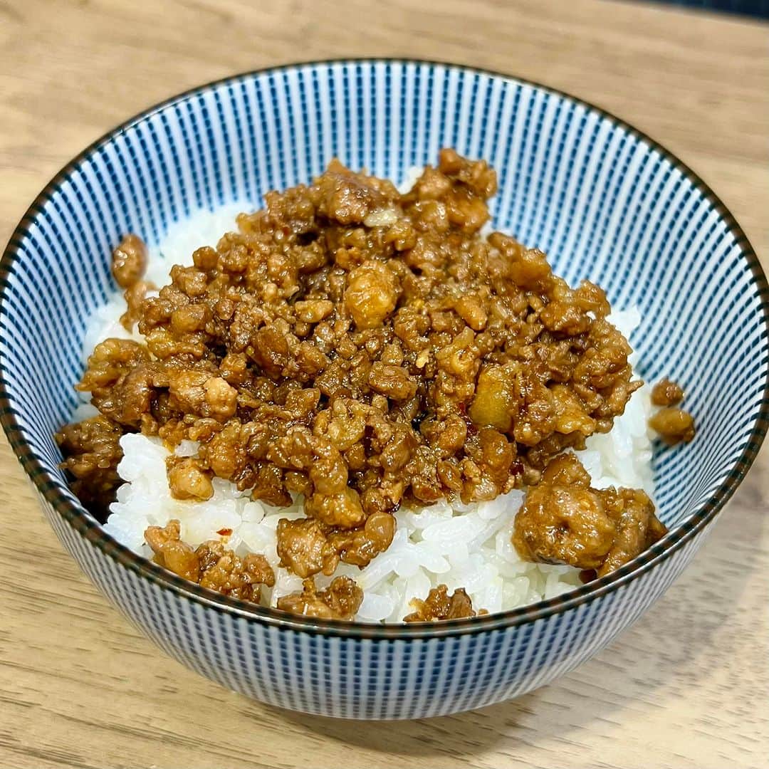 柳家三之助のインスタグラム：「帯広のとん田特製のぶた丼のたれと各種スパイスを組み合わせて豚そぼろを作ったら米相場が揺れるくらい飯が進みけり。」