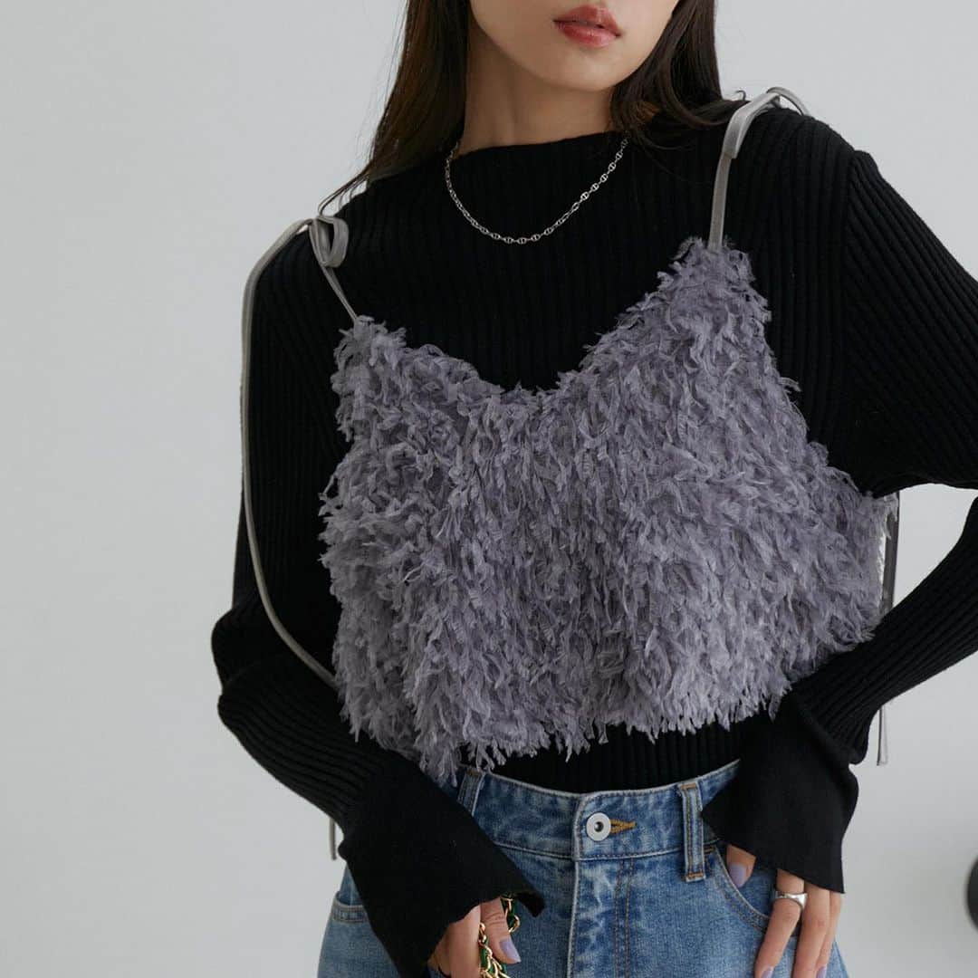 ViSさんのインスタグラム写真 - (ViSInstagram)「【new arrival】  トレンドスタイリングが叶うキャミトップスシリーズ。  普段のコーデにプラスして お洒落な着こなしに◎  #BVM53160 【選べる着丈】ラメドットベロアキャミトップス 【洗える】 ¥3,949 (税込) ※FTサイズは公式サイトJ'aDoRe JUN ONLINE限定サイズです。 店舗11月下旬入荷予定  #BVF43080 フェザーライクフリンジキャミソール ¥4,389 (税込) ※店舗11/10入荷予定  @jadorejunonline をチェック！  #vis #vis_jp #ビス#fashion#ootd #大人カジュアル #カジュアルコーデ #カジュアル #レディ#秋#秋コーデ#秋冬コーデ#トレンド#トレンドファッション#キャミトップス#キャミソール #ベロア#ラメ#フリンジ#レイヤードコーデ #デート#デートコーデ #大人可愛いコーデ」11月7日 20時15分 - vis_jp