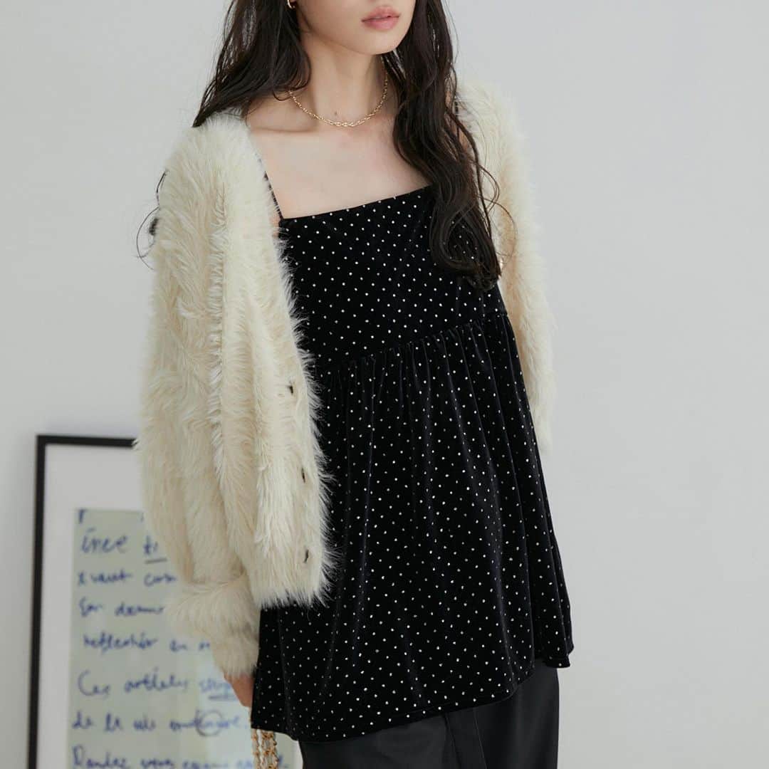 ViSさんのインスタグラム写真 - (ViSInstagram)「【new arrival】  トレンドスタイリングが叶うキャミトップスシリーズ。  普段のコーデにプラスして お洒落な着こなしに◎  #BVM53160 【選べる着丈】ラメドットベロアキャミトップス 【洗える】 ¥3,949 (税込) ※FTサイズは公式サイトJ'aDoRe JUN ONLINE限定サイズです。 店舗11月下旬入荷予定  #BVF43080 フェザーライクフリンジキャミソール ¥4,389 (税込) ※店舗11/10入荷予定  @jadorejunonline をチェック！  #vis #vis_jp #ビス#fashion#ootd #大人カジュアル #カジュアルコーデ #カジュアル #レディ#秋#秋コーデ#秋冬コーデ#トレンド#トレンドファッション#キャミトップス#キャミソール #ベロア#ラメ#フリンジ#レイヤードコーデ #デート#デートコーデ #大人可愛いコーデ」11月7日 20時15分 - vis_jp