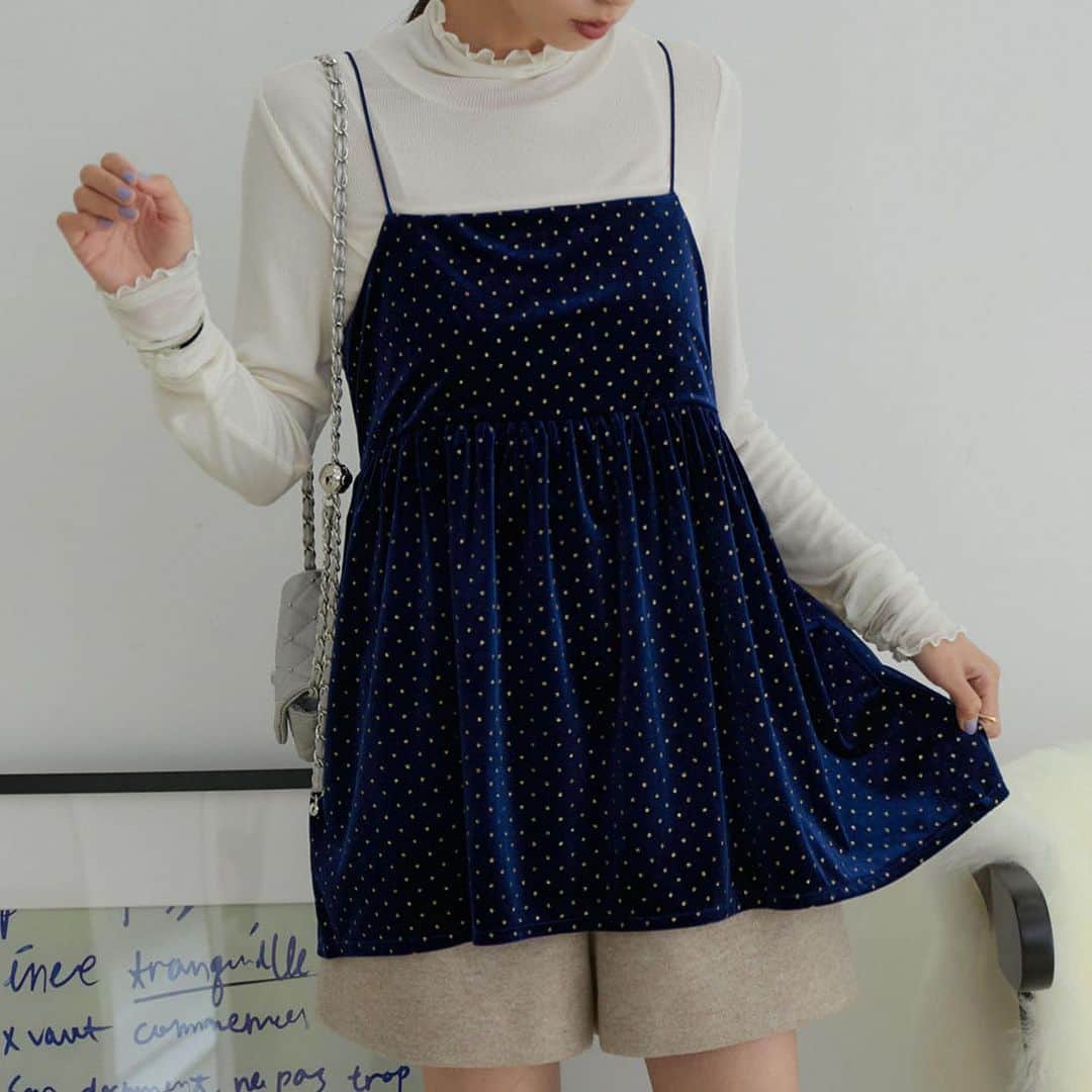ViSさんのインスタグラム写真 - (ViSInstagram)「【new arrival】  トレンドスタイリングが叶うキャミトップスシリーズ。  普段のコーデにプラスして お洒落な着こなしに◎  #BVM53160 【選べる着丈】ラメドットベロアキャミトップス 【洗える】 ¥3,949 (税込) ※FTサイズは公式サイトJ'aDoRe JUN ONLINE限定サイズです。 店舗11月下旬入荷予定  #BVF43080 フェザーライクフリンジキャミソール ¥4,389 (税込) ※店舗11/10入荷予定  @jadorejunonline をチェック！  #vis #vis_jp #ビス#fashion#ootd #大人カジュアル #カジュアルコーデ #カジュアル #レディ#秋#秋コーデ#秋冬コーデ#トレンド#トレンドファッション#キャミトップス#キャミソール #ベロア#ラメ#フリンジ#レイヤードコーデ #デート#デートコーデ #大人可愛いコーデ」11月7日 20時15分 - vis_jp