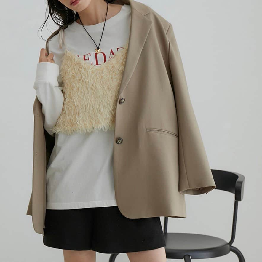 ViSさんのインスタグラム写真 - (ViSInstagram)「【new arrival】  トレンドスタイリングが叶うキャミトップスシリーズ。  普段のコーデにプラスして お洒落な着こなしに◎  #BVM53160 【選べる着丈】ラメドットベロアキャミトップス 【洗える】 ¥3,949 (税込) ※FTサイズは公式サイトJ'aDoRe JUN ONLINE限定サイズです。 店舗11月下旬入荷予定  #BVF43080 フェザーライクフリンジキャミソール ¥4,389 (税込) ※店舗11/10入荷予定  @jadorejunonline をチェック！  #vis #vis_jp #ビス#fashion#ootd #大人カジュアル #カジュアルコーデ #カジュアル #レディ#秋#秋コーデ#秋冬コーデ#トレンド#トレンドファッション#キャミトップス#キャミソール #ベロア#ラメ#フリンジ#レイヤードコーデ #デート#デートコーデ #大人可愛いコーデ」11月7日 20時15分 - vis_jp