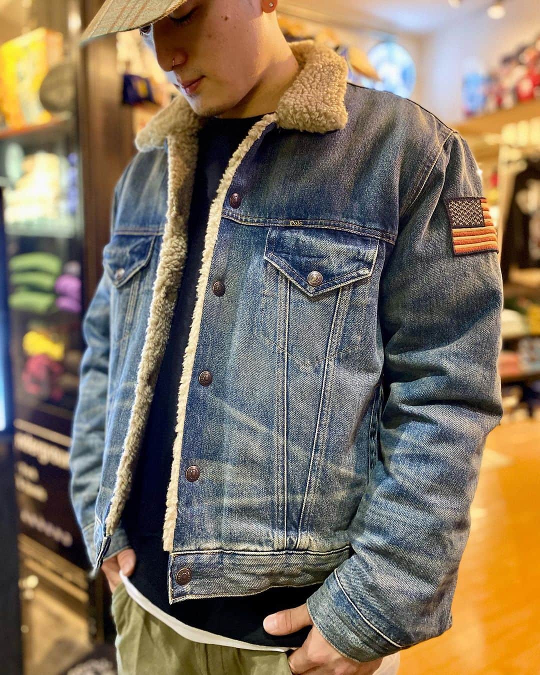 GROW AROUNDさんのインスタグラム写真 - (GROW AROUNDInstagram)「STAFFおすすめコーデ🖐️  渋谷店スタッフKUYAの秋のオススメコーディネート🍂✨  180cm  73kg  POLO RALPH LAUREN FLEECE-LINED TRUCKER JACKET  着用サイズ L  POLO RALPH LAUREN CANVAS M43 SLIM PANT 着用サイズ 34  これから寒くなる季節にピッタリの内ボアジャケットでコーデを組んでみました💁‍♂️ 全身POLOのアイテムで揃えてみました👍 是非参考にしてみてください❗️  全てWEBUP完了してます✅」11月7日 20時16分 - growaround