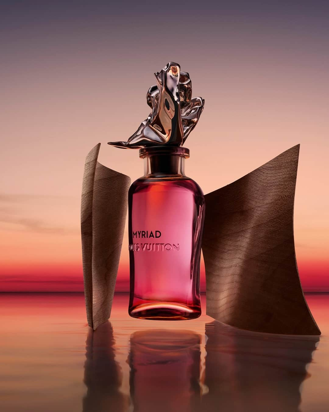 ルイ・ヴィトンさんのインスタグラム写真 - (ルイ・ヴィトンInstagram)「The new Extrait Myriad: An oud of a thousand colors. Evoking an olfactory kaleidoscope, Master Perfumer Jacques Cavallier Belletrud magnifies the floral, spicy, and animal facets of oud by infusing the new fragrance, Myriad, with Les Extraits Collection's extreme concentration and signature airiness. Discover the composition via link in bio.  Exclusively available on Louis Vuitton's website or in stores.   #Myriad #LesExtraits #LVParfums #LouisVuitton」11月8日 2時48分 - louisvuitton