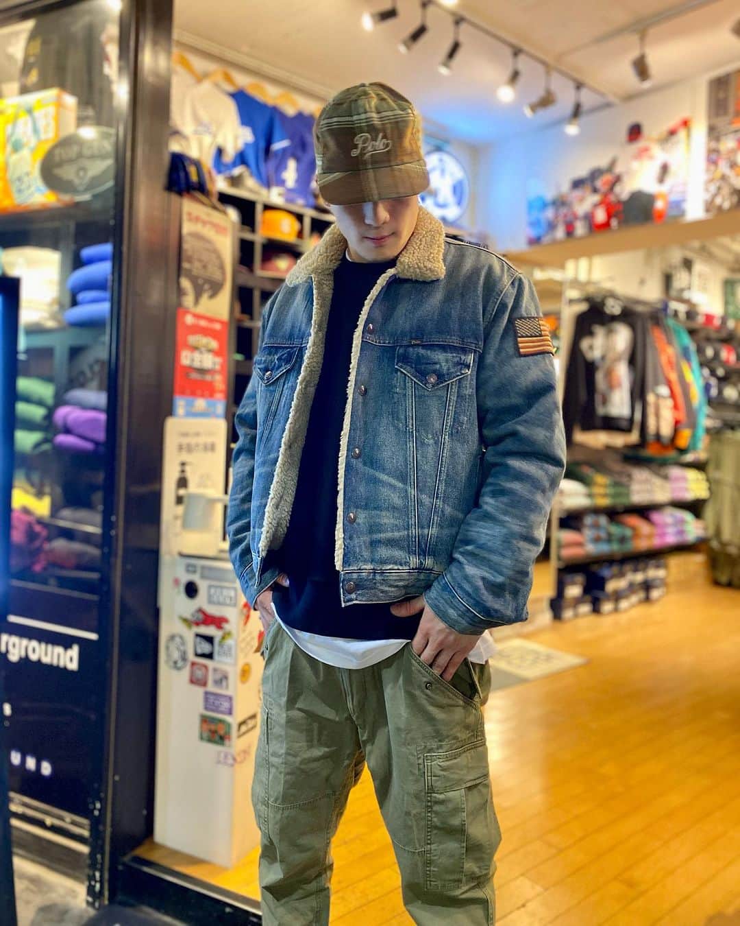 GROW AROUNDのインスタグラム：「STAFFおすすめコーデ🖐️  渋谷店スタッフKUYAの秋のオススメコーディネート🍂✨  180cm  73kg  POLO RALPH LAUREN FLEECE-LINED TRUCKER JACKET  着用サイズ L  POLO RALPH LAUREN CANVAS M43 SLIM PANT 着用サイズ 34  これから寒くなる季節にピッタリの内ボアジャケットでコーデを組んでみました💁‍♂️ 全身POLOのアイテムで揃えてみました👍 是非参考にしてみてください❗️  全てWEBUP完了してます✅」