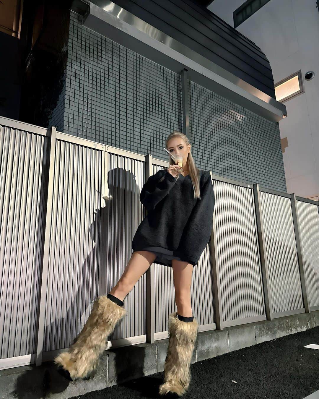 のインスタグラム：「手にはプリンパフェ🍮 ミニストップの美味しいよね♡  トレーナーお気に入り🧶  こないだ、このブーツ脱いでたら真正面に座ってた友達がなんか落ちてるよって真顔でブーツ拾って渡してきたの🤣🤣🤣おもしろすぎた。笑  #はらちゃんのうまうま日記」