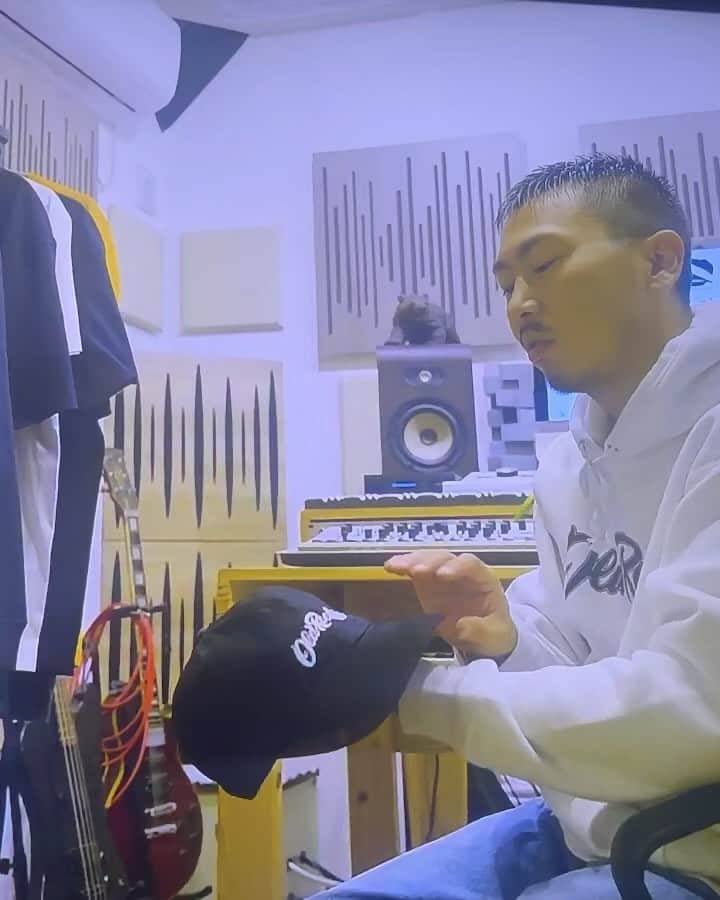 ZEN-LA-ROCKのインスタグラム：「遂に今週土曜🗣️🗣️🗣️ 日比谷野音にて行われる田我流のワンマン『Old Rookie』に向けてNEMESで別注CAPを限定100個で作らせてもらいました㊗️‼️ ツバ裏は🟣でサイドには田我流も25周年との事で『大器晩成』の刺繍が入ったオリジナルの8パネル仕様で税込6000yenにて販売いたします🤘🏽 野音はチケット完売😳との事ですが、アフターには自分も参加しますので皆で盛大に祝い遊びましょう🌋🌋🌋 テーマは『HIPHOP50周年』との事👀💥💥💥 楽しみ過ぎますっっっっっ y/e/p」