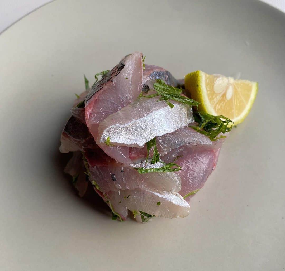 後藤しおりのインスタグラム：「旅先の自炊。お魚もお野菜もお豆腐も美味しいものだから、余すことなく。大好きな鯵が鮮度抜群で毎日食べてしまいそう。何をするわけでもないけれど、幸せな時間。  ⚫︎12日まで秋休みをいただいています。期間中はお電話は繋がりませんが、メールのお問い合わせのみ対応いたします。返信に少しお時間頂戴いたします。」