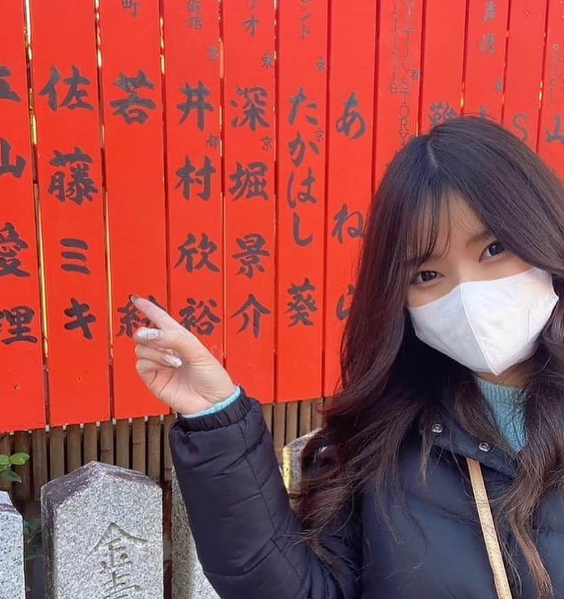 佐藤ミキのインスタグラム：「京都の車折神社の玉垣を更新してきました⛩ 写真は今回行った時と前回行った時のものです。 皆さんももし行く機会があったら探してみてくださいっ✨️    #佐藤ミキ #京都  #車折神社  #玉垣」