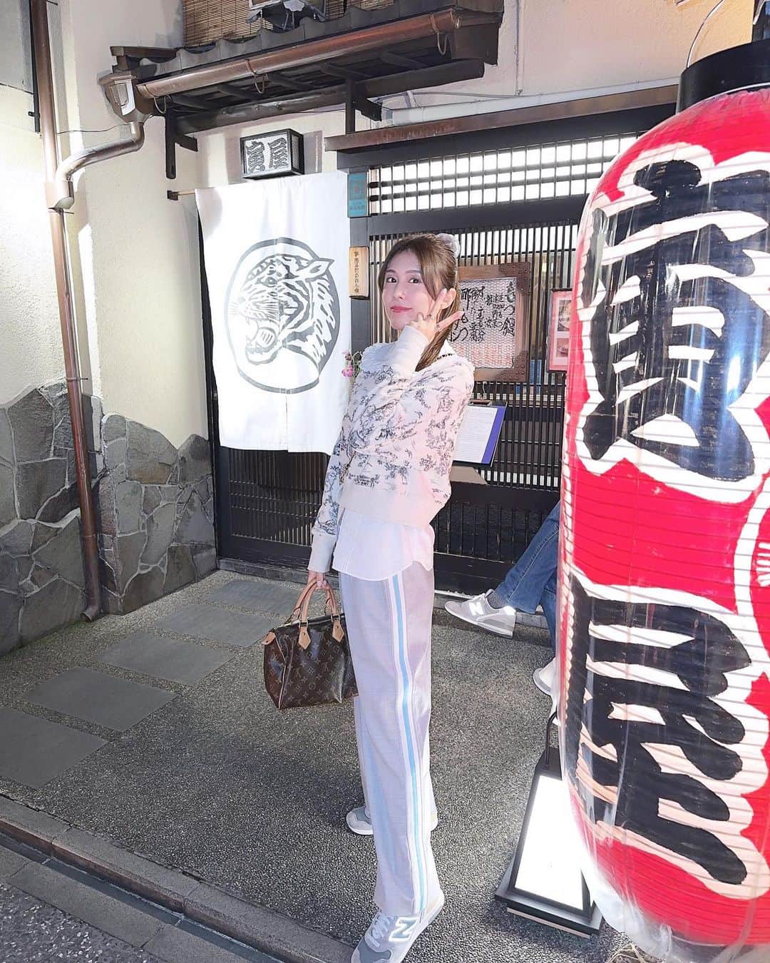 麻衣愛さんのインスタグラム写真 - (麻衣愛Instagram)「. ⋰ ⋱⋰ ⋱⋰ ⋱⋰ ⋱⋰ ⋱⋰ ⋱⋰ ⋱⋰ ⋱⋰ ⋱⋰ ⋱ . . 京都の夜道を お散歩·͜· ⋆꙳ . . ⋱⋰ ⋱⋰ ⋱⋰ ⋱⋰ ⋱⋰ ⋱⋰ ⋱⋰ ⋱⋰ ⋱⋰ ⋱⋰  . #kyotojapan #kyototrip #kyototravel #kyotogram #kyotofood #instadaily #instafood #fashion #furfur」11月7日 20時18分 - maiaiii_0814