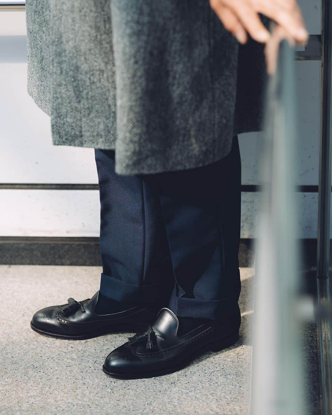 PITTI SNAP by BEAMSさんのインスタグラム写真 - (PITTI SNAP by BEAMSInstagram)「今、着たい。私の本命アウター。〜’23 Autumn Winter〜  ビームス ハウス メン 横浜 田中和也  「ここ数年、ゆったりとしたシルエットのコートが気分ですね。こちらの〈ビームスF〉のベルテッドコートは、一枚袖ならではの優雅に流れる肩の落ち感と、裾にかけて柔らかく広がるAラインのシルエットがクラシックな趣き。目の詰まった重みあるヘリンボーン生地を載せ、さらにその重厚な空気感を増して表現された一着です。ウエストのベルトをギュッと絞り、シルエットに変化をつけてスッキリとこなす着方も好きですが、このぐらいヘリテージな顔つきであればやはり男らしく、ガバッと羽織りたくなります。カジュアルなスタイルも得意とするこのコート、スーツにはまず間違いありません。ネイビーソリッドのスーツにタブカラーシャツとペイズリータイのストイックな装いも、軽くないほどよい重さの塩梅で見せてくれます。機能面で言えば、ダウンなどのハイスペックなアイテムが便利な昨今ですが、私は専らヘリテージ派。素朴な風合いにこそ惹かれます」  #mrbeams #beams #beamsf #brillaperilgusto #mensfashion」11月7日 20時23分 - mr_beams_webmagazine