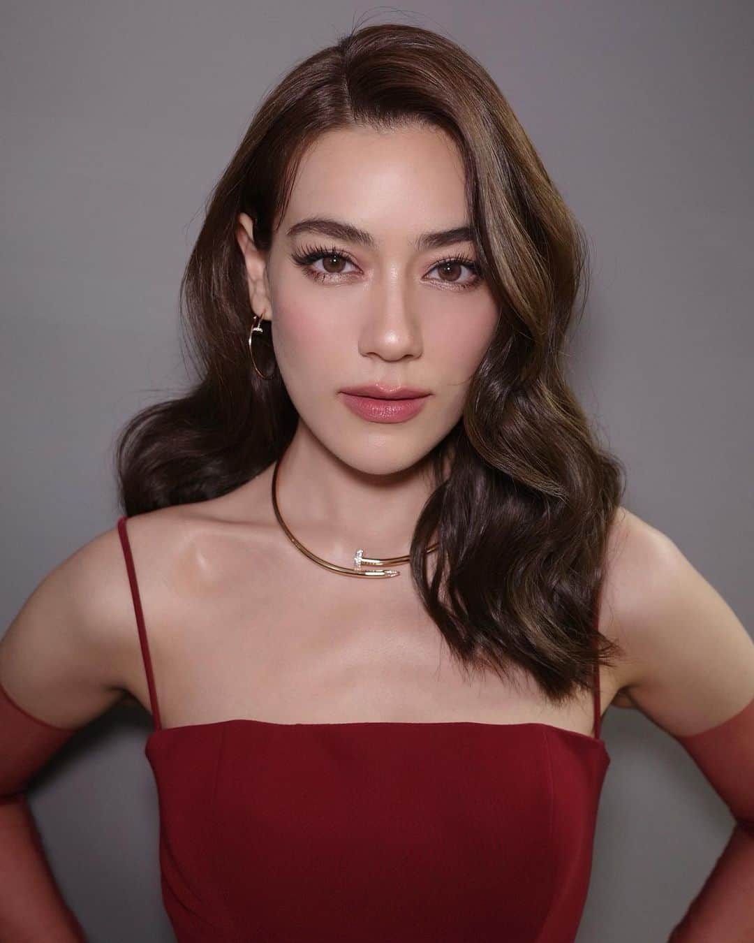 キンバリー・アン・ウォーテマス・ティアムシリのインスタグラム：「พรุ่งนี้แล้วนะคะ กับหนังซูเปอร์ฮีโร่ภาคต่อฟอร์มยักษ์ส่งท้ายปี แฟนมาร์เวลห้ามพลาด Marvel Studios' The Marvels #เดอะมาร์เวลส์ กับการรวมทีมฮีโร่หญิง แก๊งแมวเหมียวเฟลอร์เค่น และพัคซอจุนในหนังเรื่องเดียว ยังไงก็ต้องไปดูบนจอยักษ์ พรุ่งนี้ในโรงภาพยนตร์และในระบบ IMAX เท่านั้น รีบซื้อตั๋วเลยนะคะ @marvelthailand #TheMarvelsTH #แม่มาแล้ว」