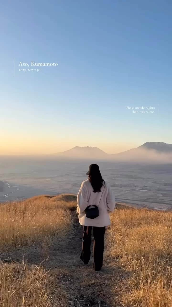 黒川温泉のインスタグラム：「←熊本・阿蘇の絶景やグルメを紹介  阿蘇・草千里ヶ浜  photo by @_mtkii  阿蘇に関係する素敵な投稿をご紹介しています  阿蘇を代表する観光地のひとつ”阿蘇草千里”は、黒川温泉から車で50分ほどの場所にあります。 阿蘇中岳を望み、大草原や池、馬など壮大な自然の風景が美しい場所です。 これからの季節は秋は黄金色、冬は白銀の世界と幻想的な風景をお楽しみいただけます。  “Kusa Senrigahama Grassland " is located about 50 minutes by car from Kurokawa Onsen. Aso Nakadake is nearby, and the area is beautiful with its magnificent natural scenery of prairies, ponds, and horses.  -————————  場所：草千里ヶ浜 住所：869-1404  熊本県阿蘇市草千里ヶ浜 電話番号：0967-34-1600（阿蘇インフォメーションセンター） -————————  #黒川温泉 #阿蘇 #南小国 #草千里 #阿蘇観光 #阿蘇五岳 #熊本 #hotsprings #japantrip #kurokawaonsen #aso  #kusasenri」