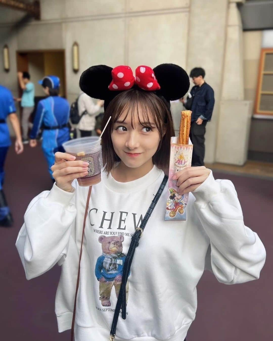 友恵温香のインスタグラム：「📍東京ディズニーシー 初めてソワリン乗れて、Believeも見れて しかも地元の友達と10年目で初めて一緒にディズニー行けて、、エモすぎました。  あとタワーオブテラーびびりすぎました😇 大きい音と暗いのが無理なので非常に怖かった！ また10年後にきます🤞   #東京ディズニーシー  #東京ディズニーリゾート  #disney  #ディズニーシーグルメ  #ディズニーコーデ」