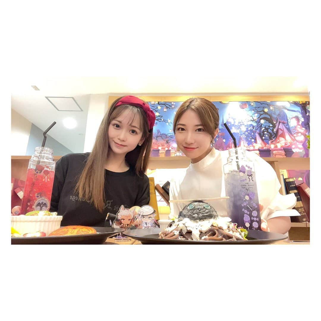 小河結香のインスタグラム：「TWST cafe 🎃🍬 (2022/11/3)  2回目のツイステカフェ☕️ しほちゃんと行った時の🥰 良いお席でお写真撮れました📷  もちろん今年も一緒に行く予定👍 私は既に初日も予約してるので2日は行く💨 今年はディズニー100周年の スペシャルイヤーなのでグッズ絶対欲しい💕  そして今年のハロウィンで カリムくんのSSR来たので 貯めた石カチ割ります💖  いつかカリムくん連れて ディズニー行きたいな🥰 ちなみに天使はジャミル推しなので 親子でスカラ寮推し❤️  しほちゃん今年も楽しみましょ💎  #ツイステカフェ #twst_cafe #瓦カフェ #ohmycafe #カルム推し #カリムアルアジーム推し #推し活 #推し事 #オタ活 #ゆんのヲタ活記録」