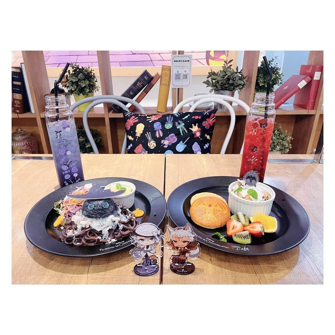 小河結香さんのインスタグラム写真 - (小河結香Instagram)「TWST cafe 🎃🍬 (2022/11/3)  2回目のツイステカフェ☕️ しほちゃんと行った時の🥰 良いお席でお写真撮れました📷  もちろん今年も一緒に行く予定👍 私は既に初日も予約してるので2日は行く💨 今年はディズニー100周年の スペシャルイヤーなのでグッズ絶対欲しい💕  そして今年のハロウィンで カリムくんのSSR来たので 貯めた石カチ割ります💖  いつかカリムくん連れて ディズニー行きたいな🥰 ちなみに天使はジャミル推しなので 親子でスカラ寮推し❤️  しほちゃん今年も楽しみましょ💎  #ツイステカフェ #twst_cafe #瓦カフェ #ohmycafe #カルム推し #カリムアルアジーム推し #推し活 #推し事 #オタ活 #ゆんのヲタ活記録」11月7日 20時31分 - yun2world